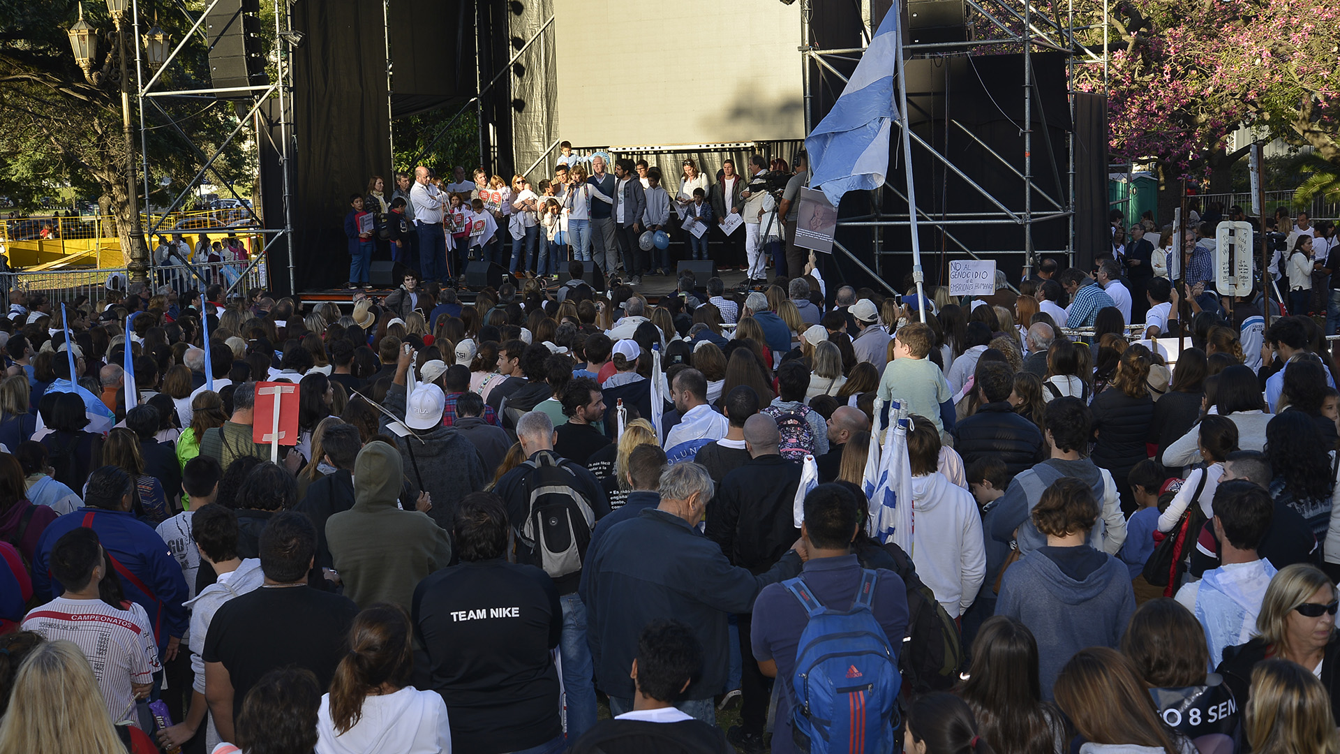 El acto central fue en un escenario frente a la Facultad de Derecho