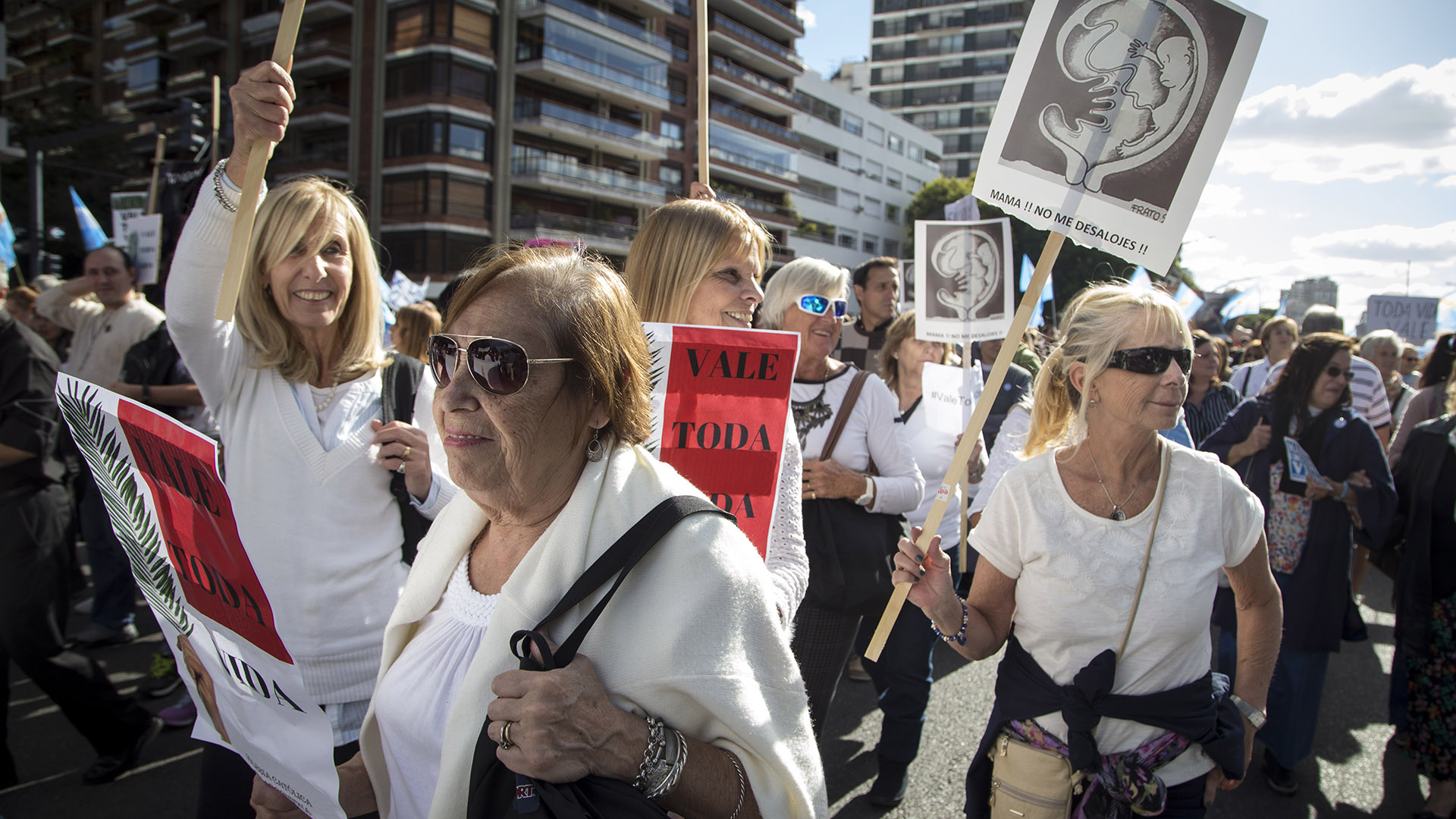 Diferentes organizaciones antiabortistas, de distintas religiones, y algunos partidos políticos se sumaron a la convocatoria