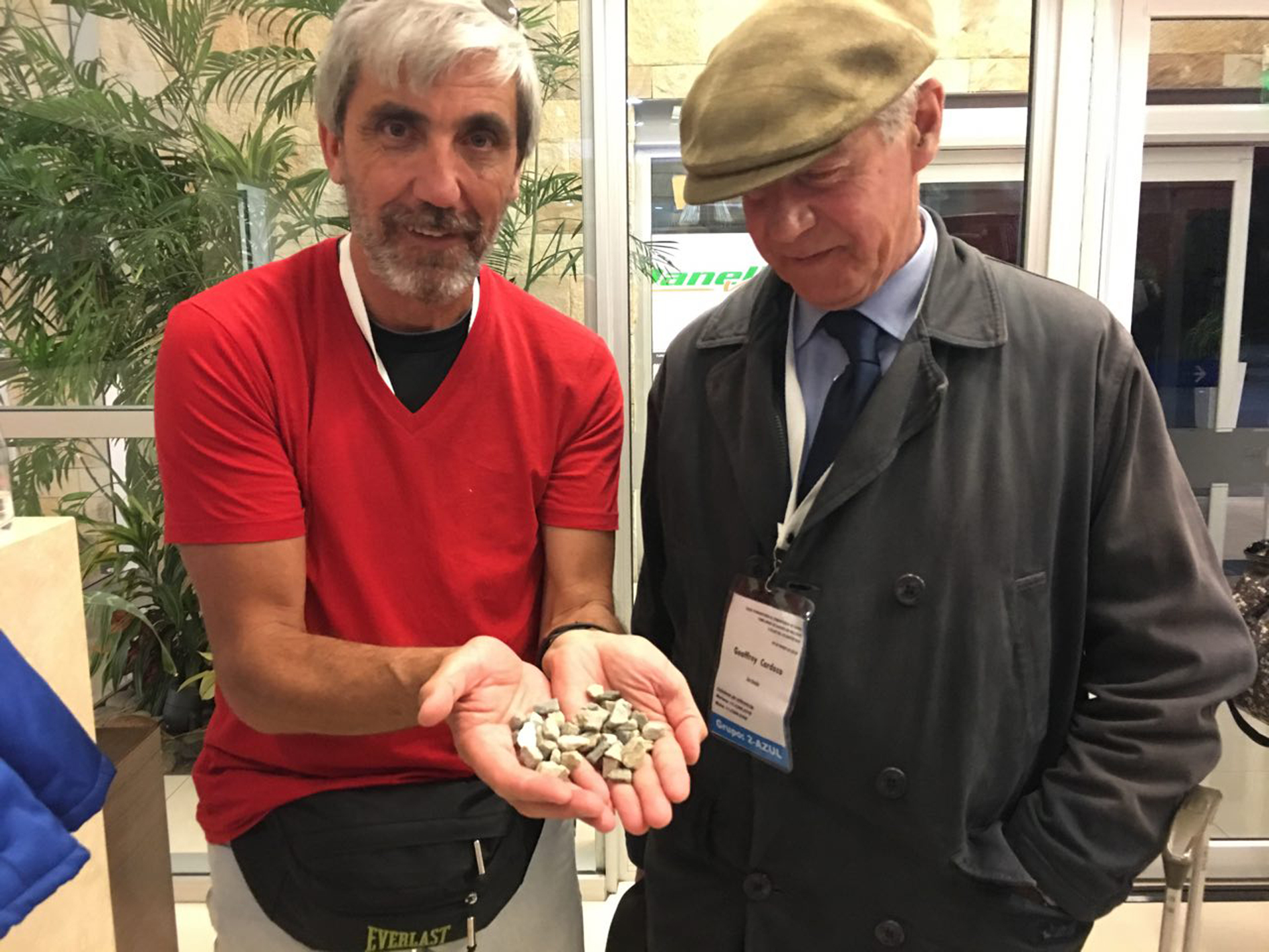 El ex combatiente Julio Aro y el militar británico Geoffrey Cardozo. “Son las 90 piedras que estas familias se están sacando del zapato”, dijo