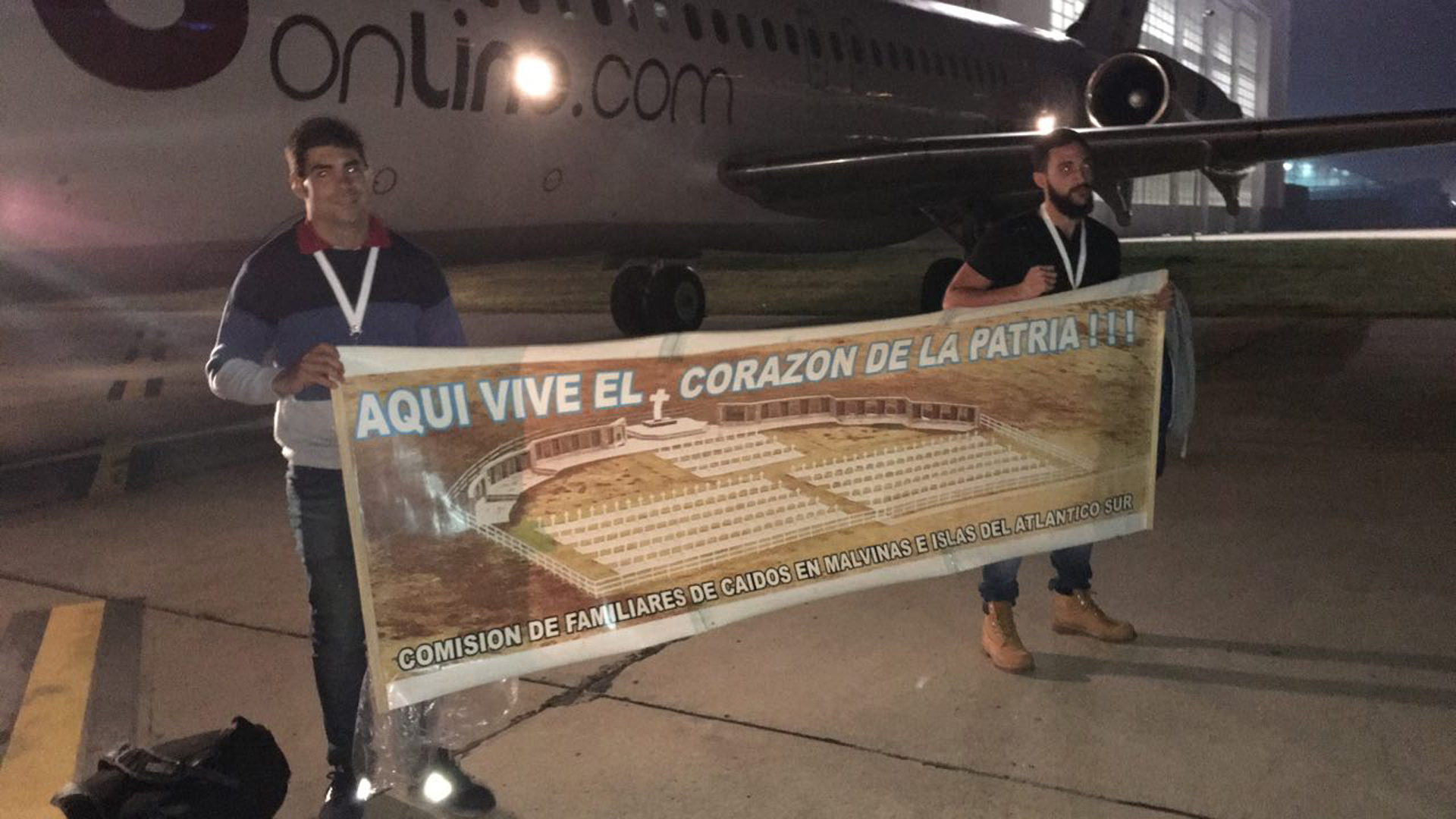 “Aquí vive el corazón de la patria”, dice la bandera de la Comisión de Familiares Caídos en Malvinas