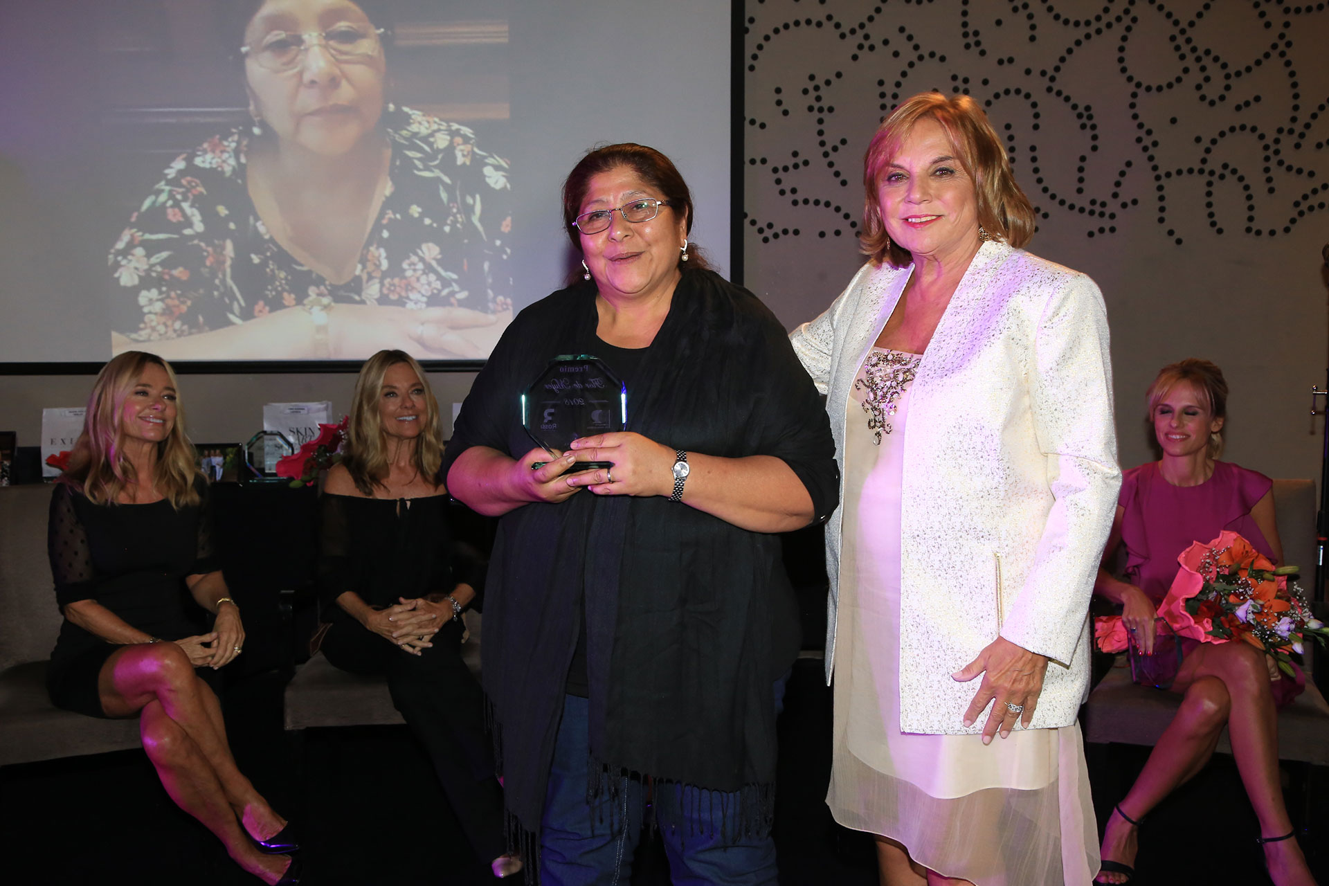 Susana Herlan recibe su premio de manos de Eugenia Rossi, presidente de la Fundación Rossi