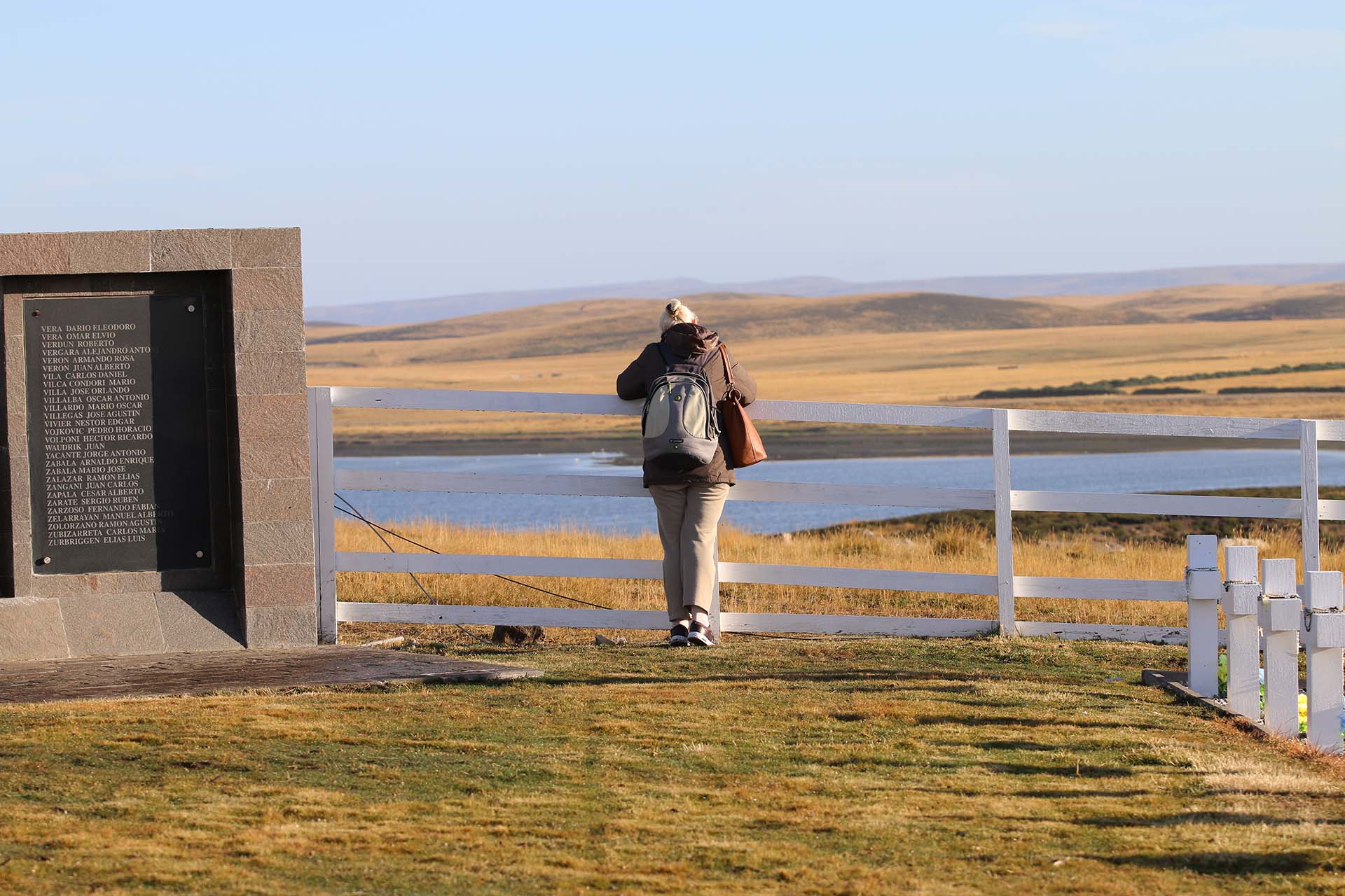 Fue un día de sol en Malvinas, casi sin viento, pero la soledad de la colina donde está emplazado el cementerio argentino es sobrecogedora: “Ellos iluminaron este día”, decían los familiares