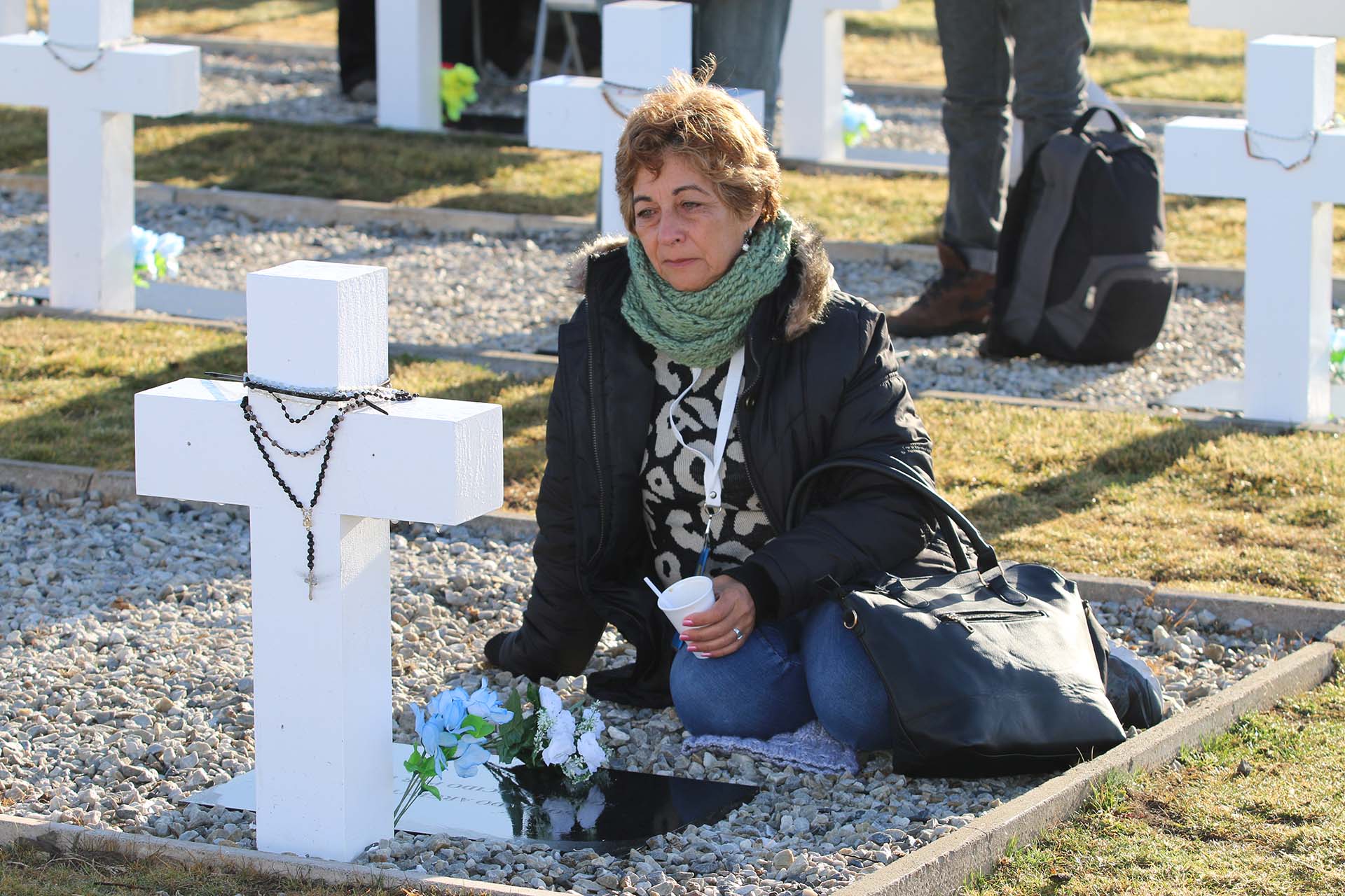 Viajaron 214 familiares, de 248 personas que esta mañana aterrizaron en la isla Soledad. Madres, padres, hermanos, hermanas, hijos, hijas, esposas. Frente a las cruces, oraciones y lágrimas