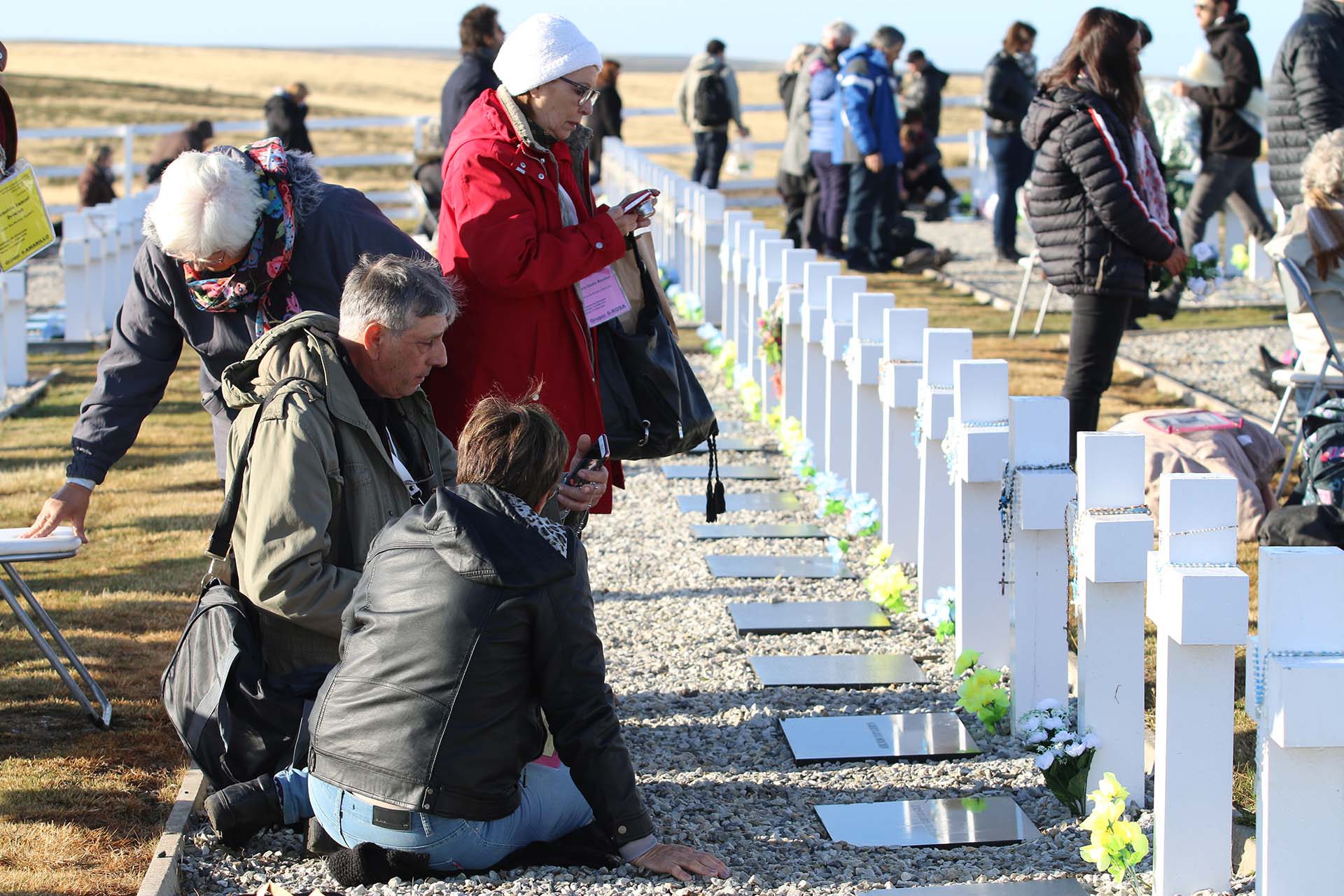 Muchos familiares pasaron las casi tres horas sentados frente a las tumbas de sus seres amados. Se habían organizado varias carpas con mesas y refrigerios