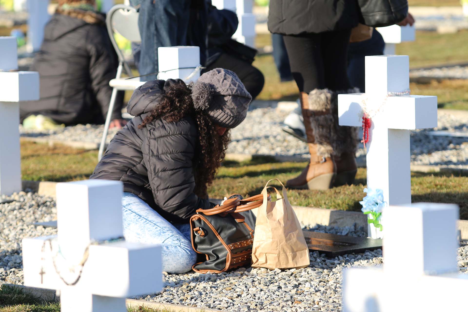 Ana Monzón, hermana de Juan Carlos Monzón, de Villa Ángela, Chaco. “¿Por qué viniste a quedarte tan lejos, vos que me cuidabas cuando yo era chiquita?”, lloró frente a la tumba del soldado que cayó combatiendo en Pradera del Ganso