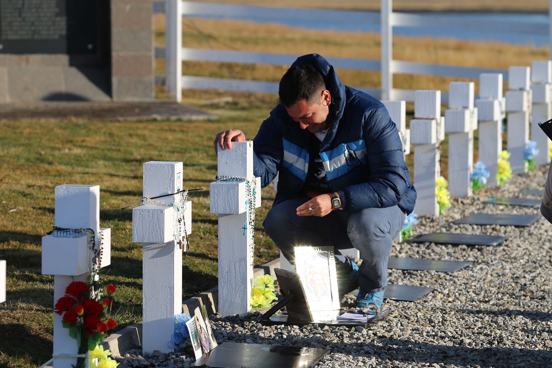 El dolor que no cesa, pero el consuelo de saber que su ser querido hoy descansa en paz en una tumba con nombre. Psicólogos y médicos acompañaron a los familiares en un día de emociones fuertes