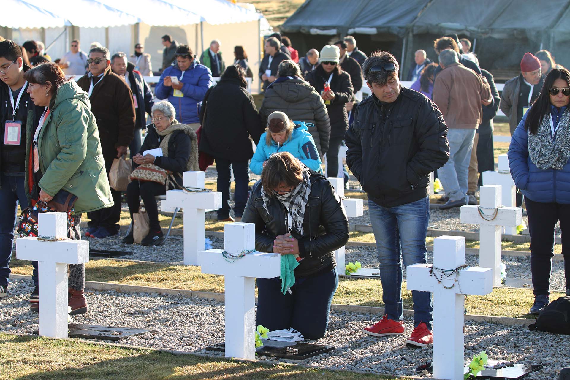 “Recemos por todos aquellos que aún sufren las consecuencias dolorosas de la guerra. Oremos especialmente por aquellos que visitan el cementerio hoy, que Dios Todopoderoso pueda consolarlos y enjugar sus lágrimas”, pidió monseñor Eguía Seguí