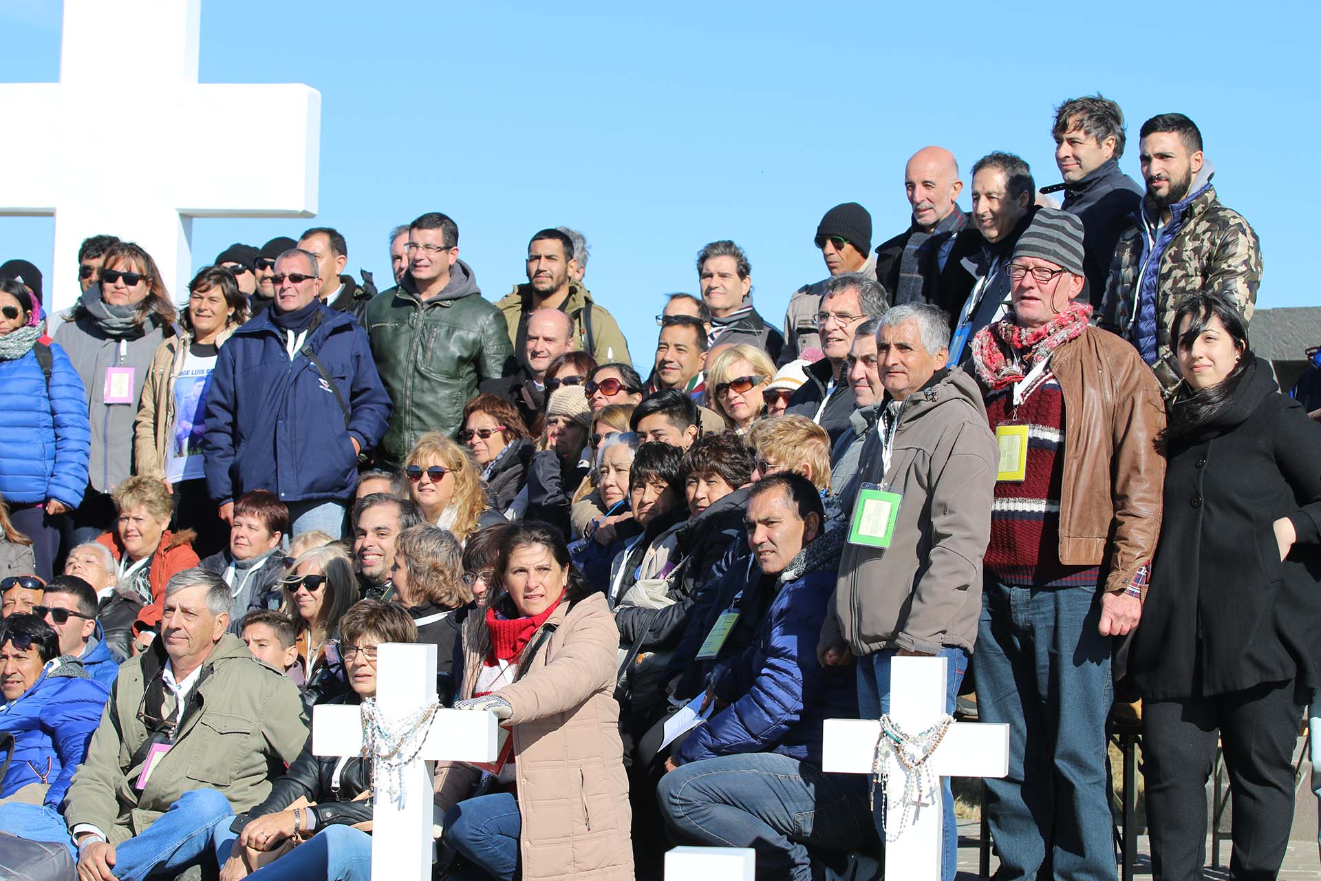 La foto final de las 214 familiares que viajaron a Malvinas para honrar a los 90 soldados identificados