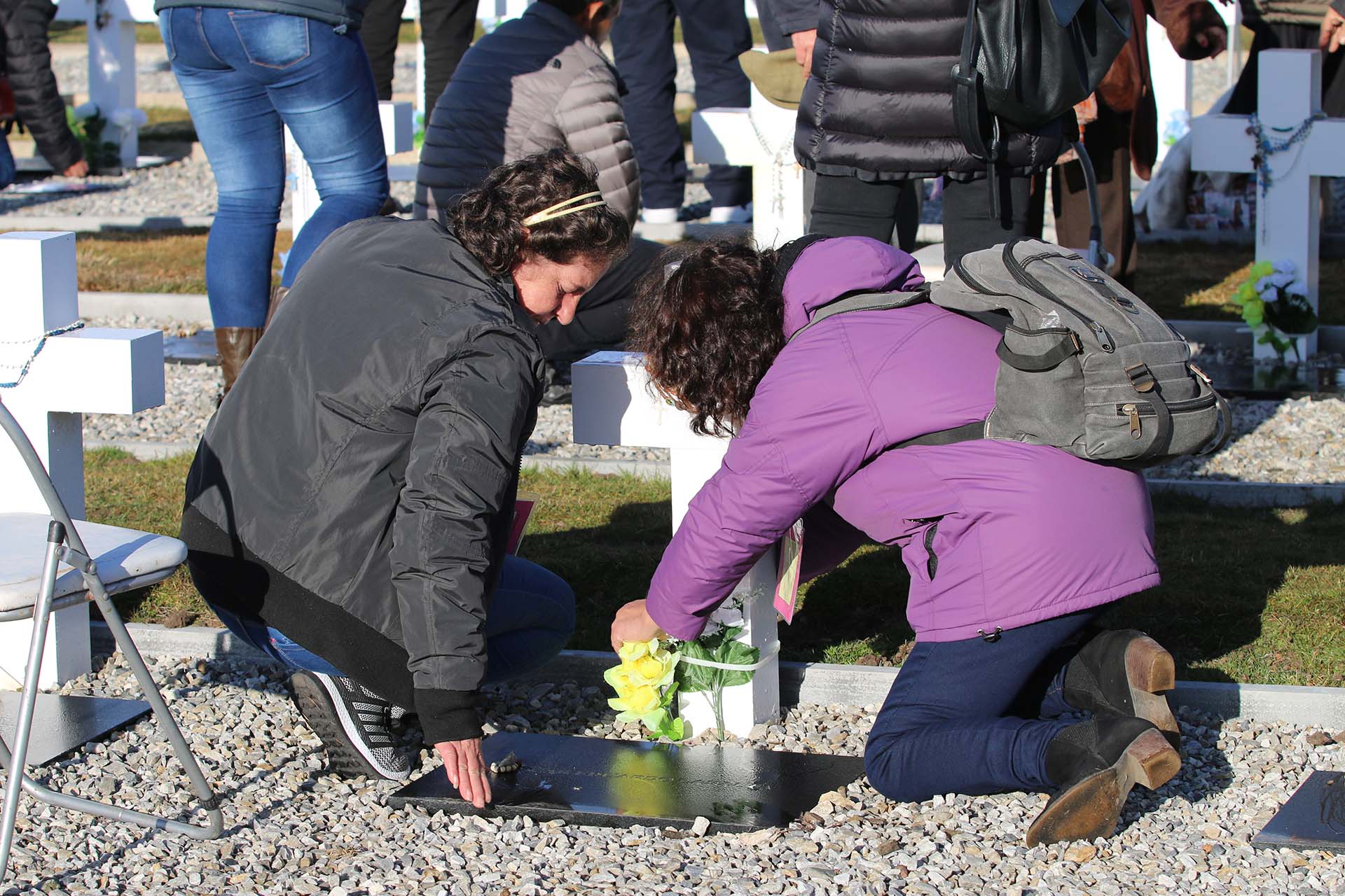 La Secretaría de Derechos Humanos llevó las flores para las tumbas y las entregó con un precinto para que las familias pudieran colocarlas en las cruces y que permanezcan allí a pesar del inclemente viento de Malvinas