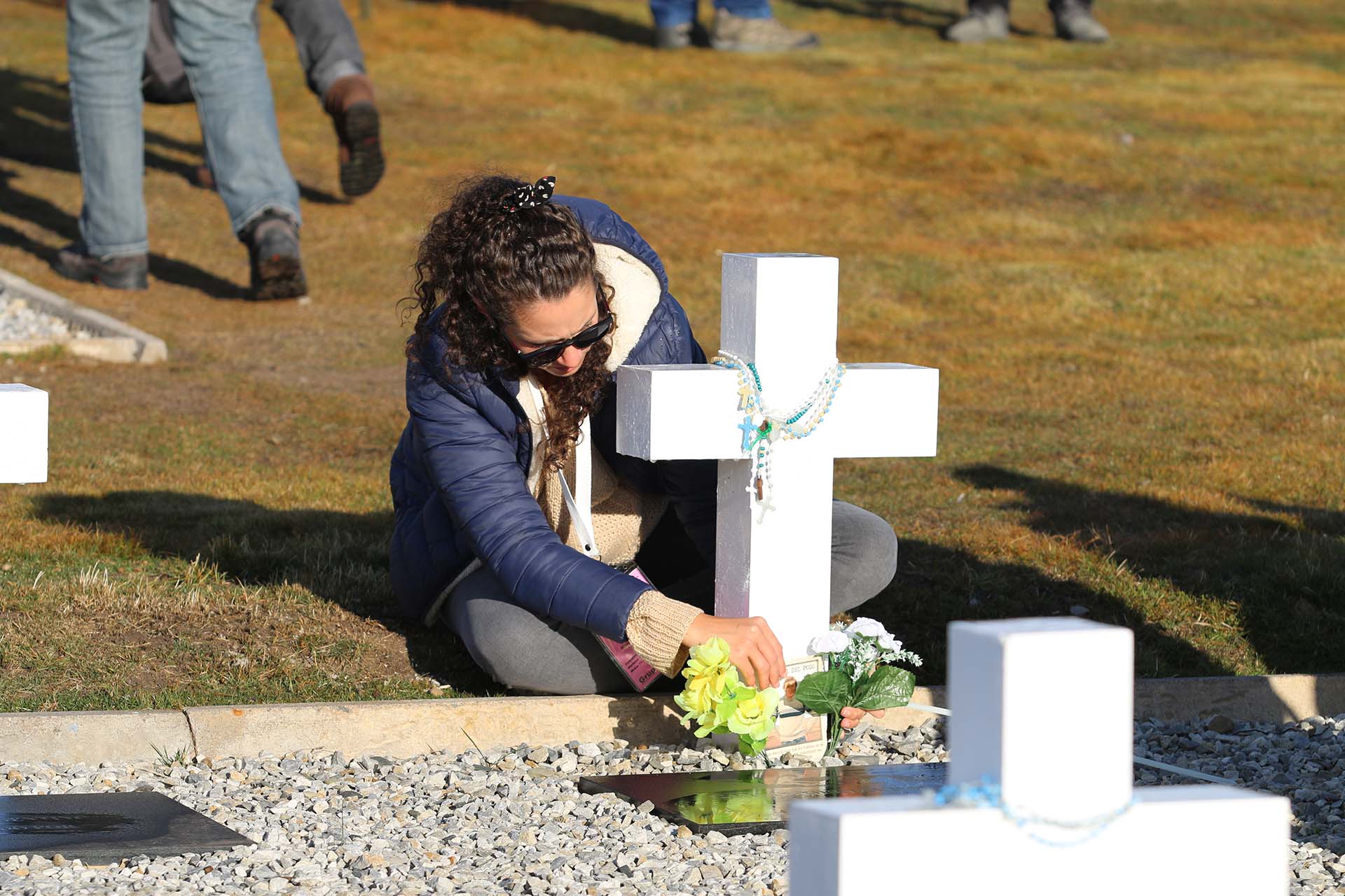 Las cruces estaban recién pintadas, blancas y relucientes, el césped cortado, las cruces con sus rosarios y sus flores. El cementerio fue especialmente acondicionado para este día histórico