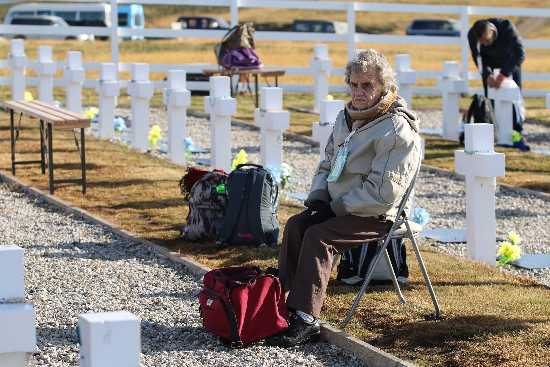 Antes de la identificación las madres que viajaban a las islas elegían una cruz sin nombre para poder orar por su hijo y derramar sus lágrimas. El Proyecto Humanitario les permitió por primera vez desde la guerra saber dónde están enterrados sus seres amados