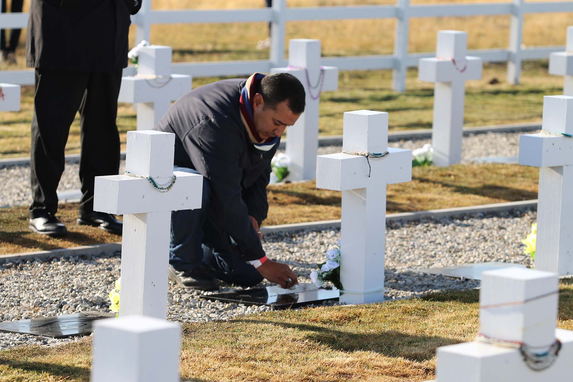Se había pedido especialmente, en una reunión con todos los familiares en el hotel, que no se llevaran banderas a Malvinas para dejar en las tumbas. La mayoría de los familiares cumplió, entendiendo que se trataba de un día de recogimiento