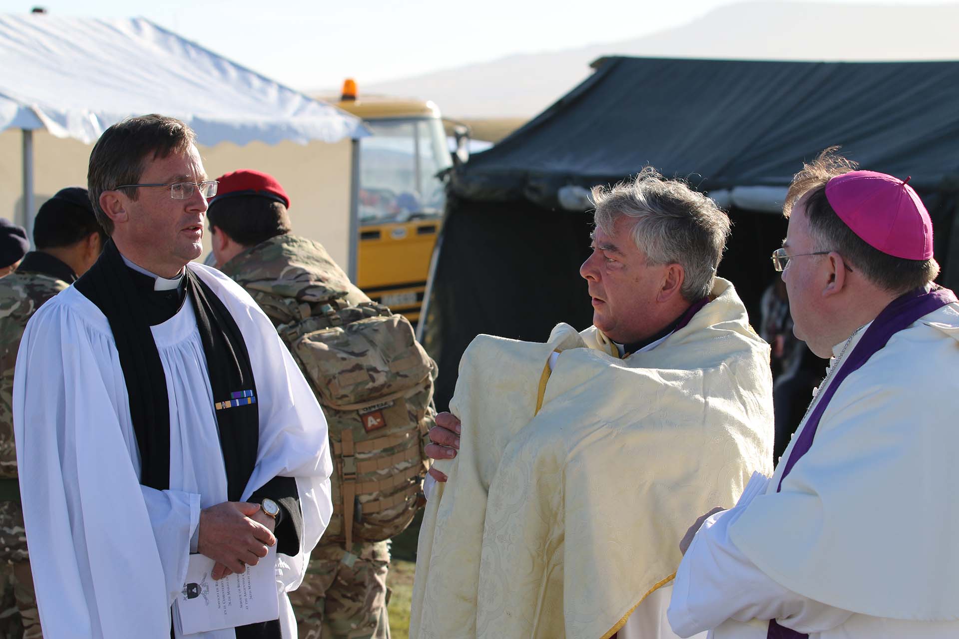 El sacerdote John Wisdom, el abad Hugh, que viajó especialmente desde el Reino Unido y el reverendo protestante Mercer, compartieron el oficio religioso con Monseñor Eguía Seguí
