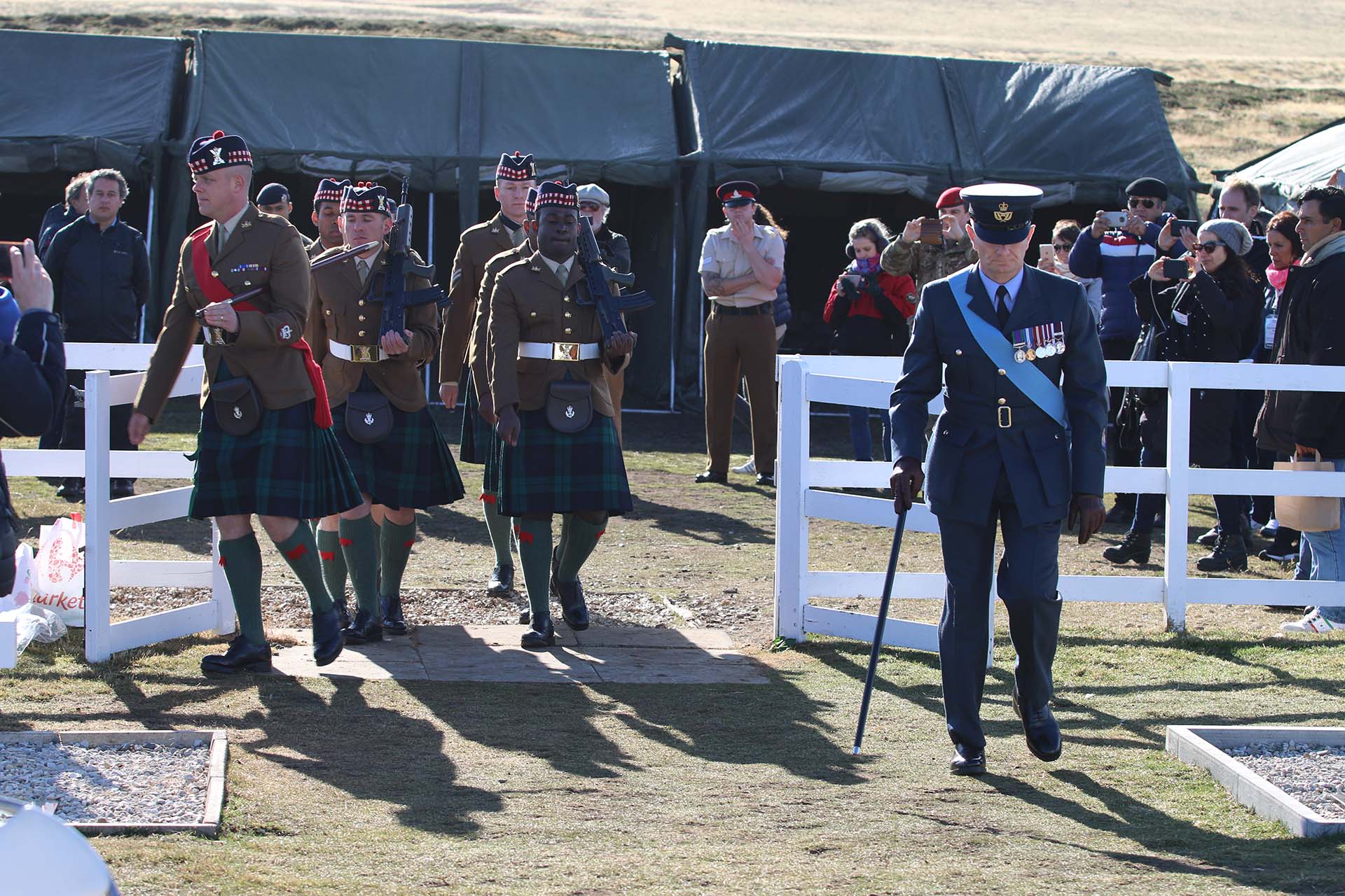 Ocho soldados de la Guardia Escocesa, incluido un gaitero , rindieron honor a los soldados argentinos