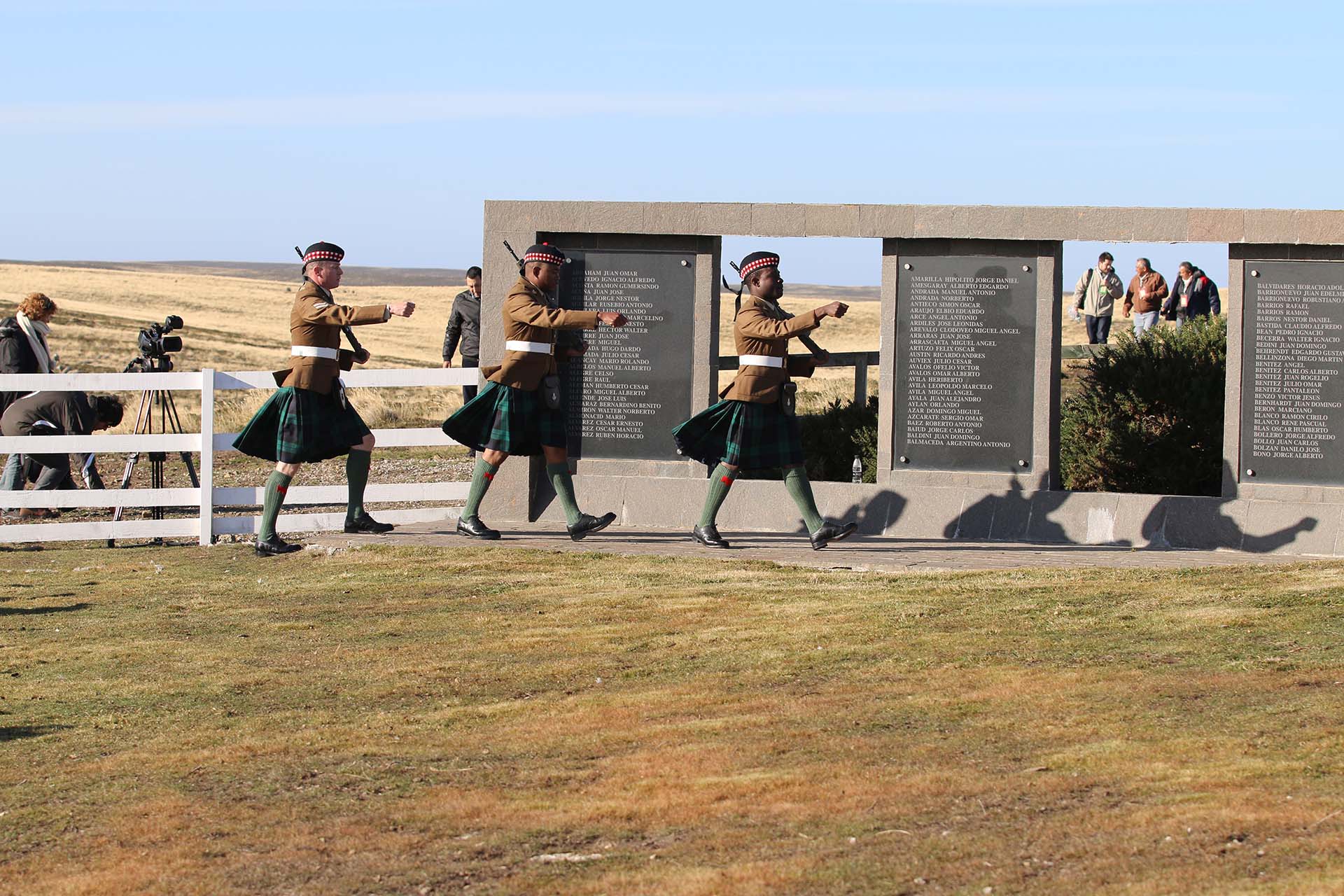 La Guardia de Honor Escocesa marchó por el extremo interno del cementerio y se ubicó entre las placas con los nombres de los caídos adoptando una postura de “descansen armas” para mostrar respeto por los combatientes argentinos