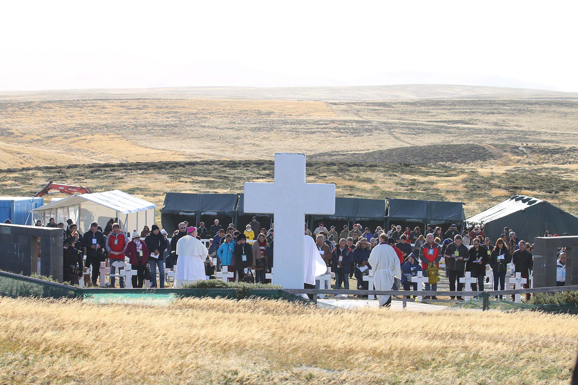 La gran Cruz del cementerio y detrás las carpas armadas especialmente para este histórico día