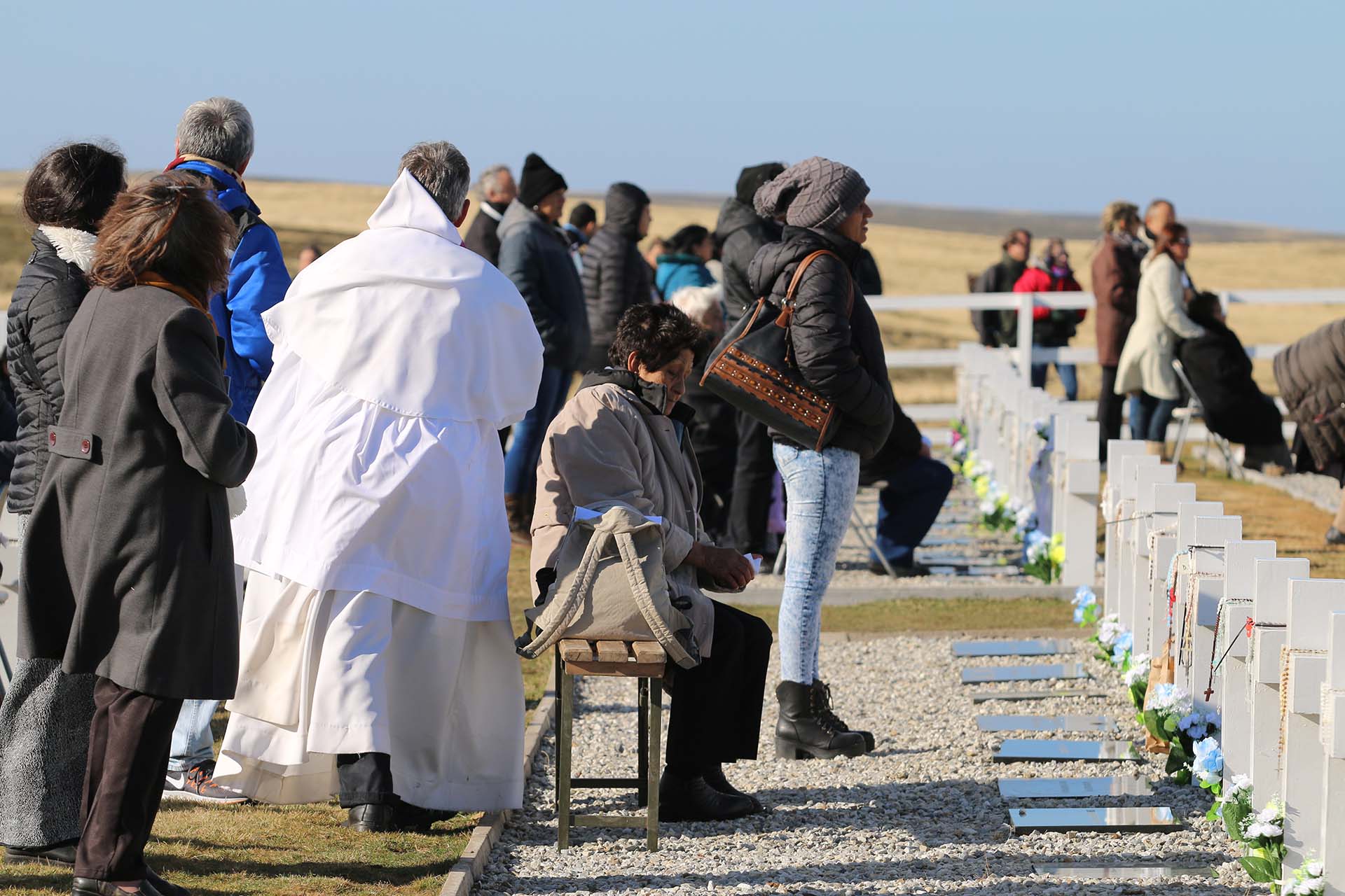 A pedido de los familiares, los sacerdotes recorrieron las 230 cruces para bendecirlas individualmente y hacer una oración