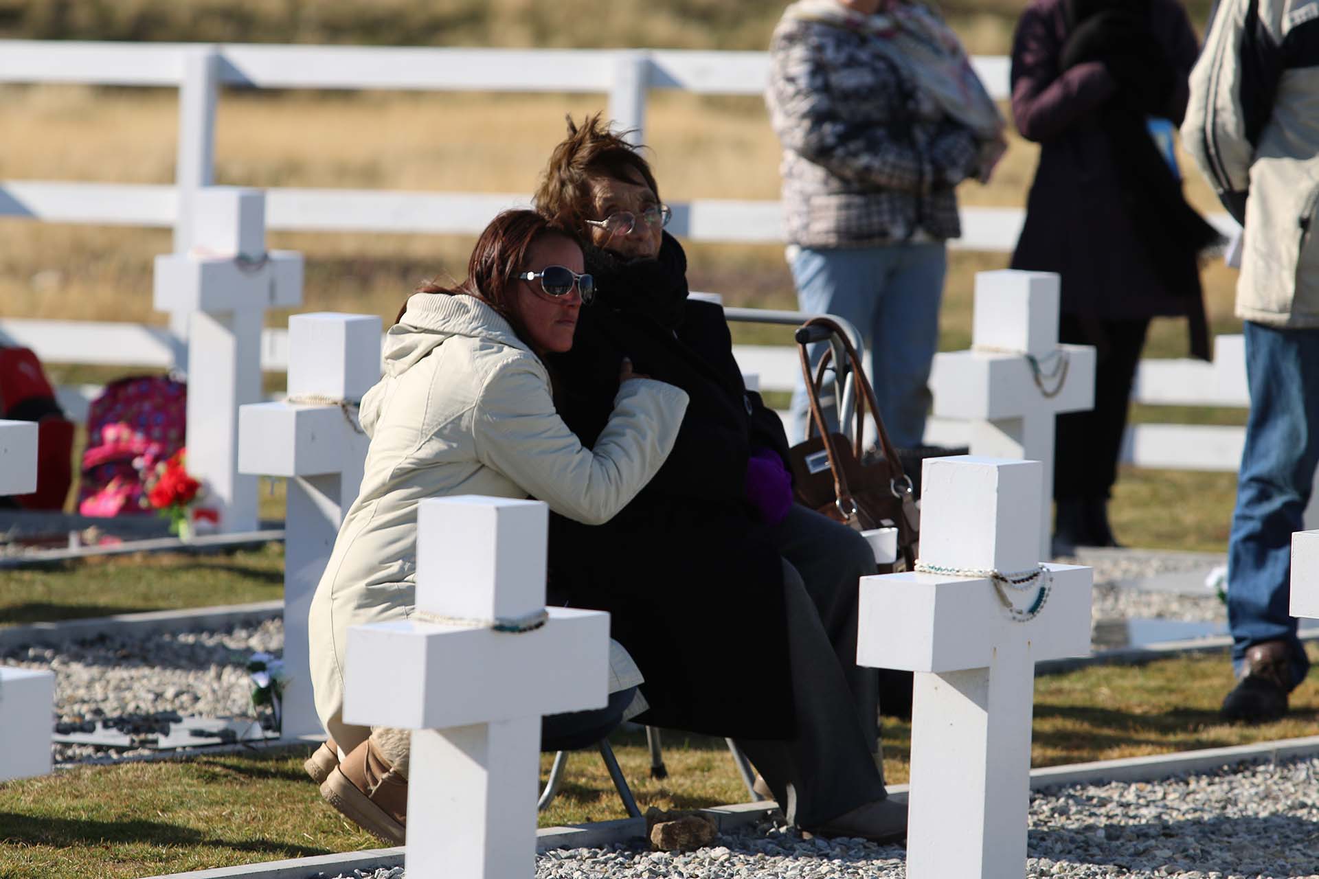 La mamá del soldado Manuel Zelarrayán -que viajó junto a su nieta- hace una oración por su hijo muerto el 8 de junio en Wireless Ridge
