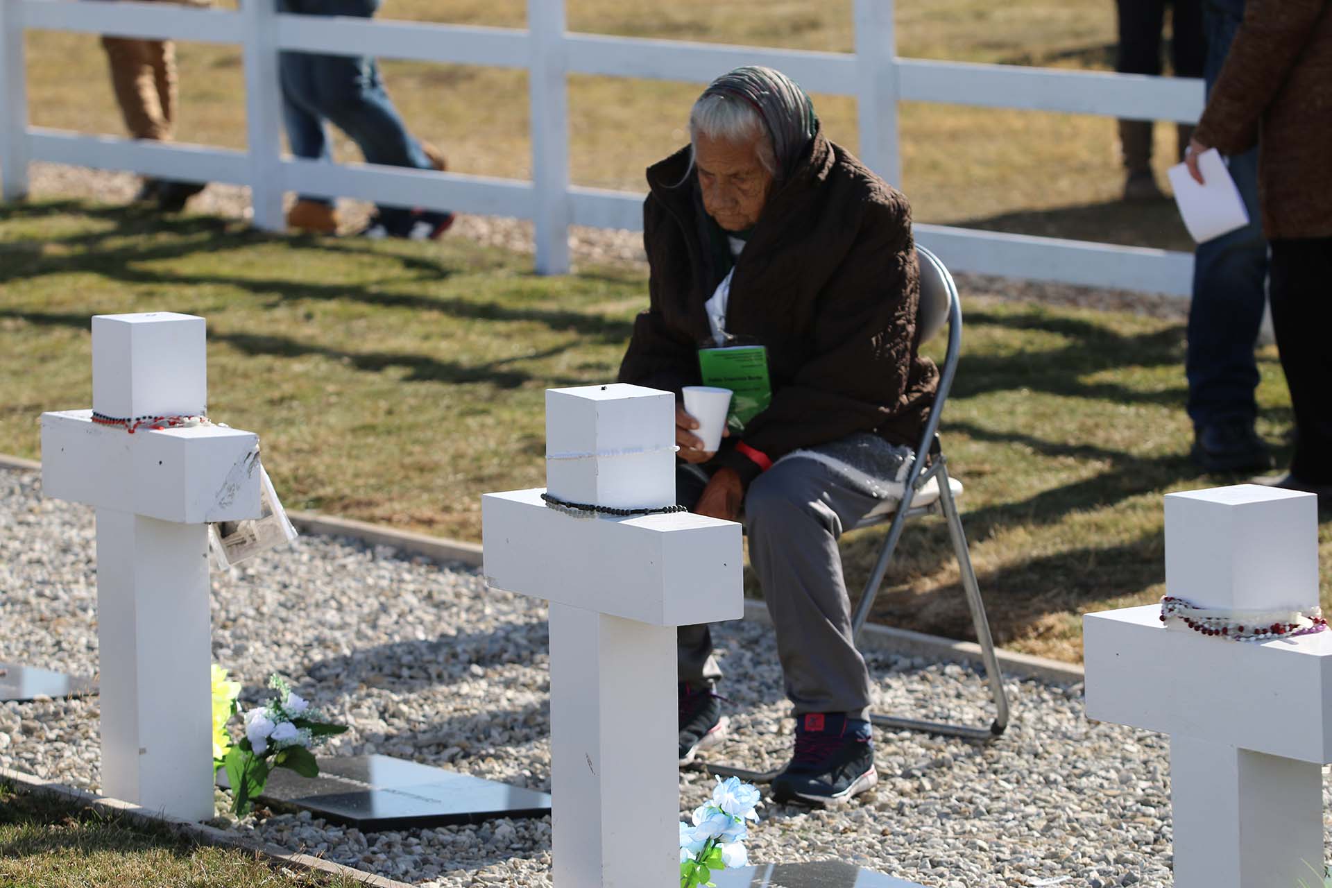 Para que las madres de los caídos pudieran permanecer hasta último minuto junto a la cruz de su hijo, personal de AA2000 se encargó de atenderlos en cada situación: desde un café a una silla, desde abrigo a las flores para sus muertos