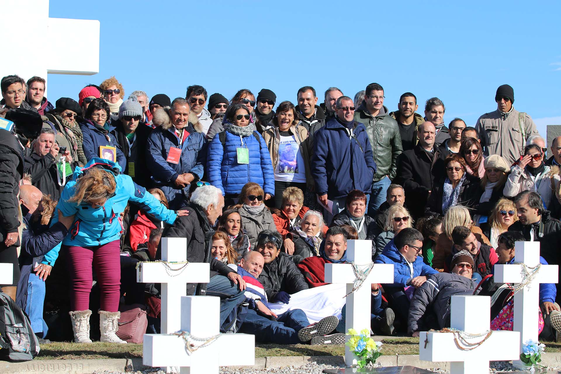 Antes de partir, y para que dejar el cementerio fuera más fácil para las familias, se organizó una foto grupal delante de la gran cruz del cementerio argentino