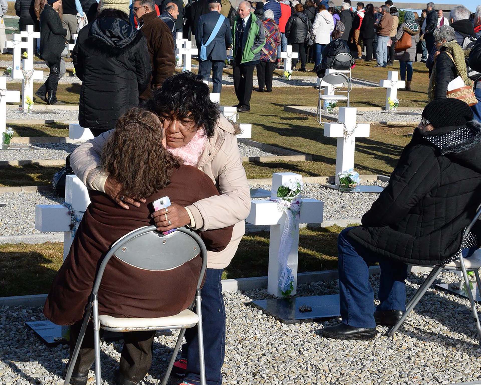 Norma Gómez y el abrazo con Sonia Cárcamo, madre del soldado José Honorio Ortega (Foto: Presidencia de la Nación/Secretaria DDHH/ Víctor Bugge)