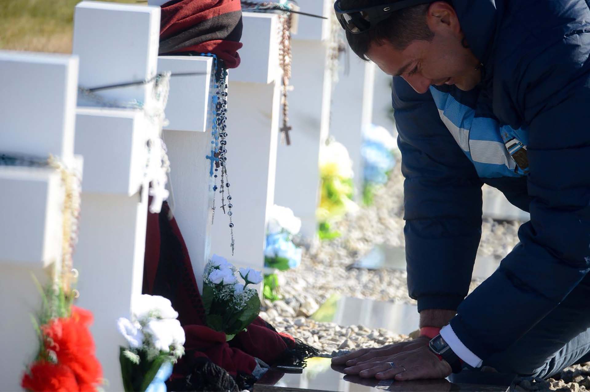 Llanto y dolor.Los jóvenes de las familias de Malvinas no olvidan ni por un instante a aquel hermano mayor que partió a la guerra para no volver (Foto: Presidencia de la Nación/Secretaria DDHH/ Víctor Bugge)