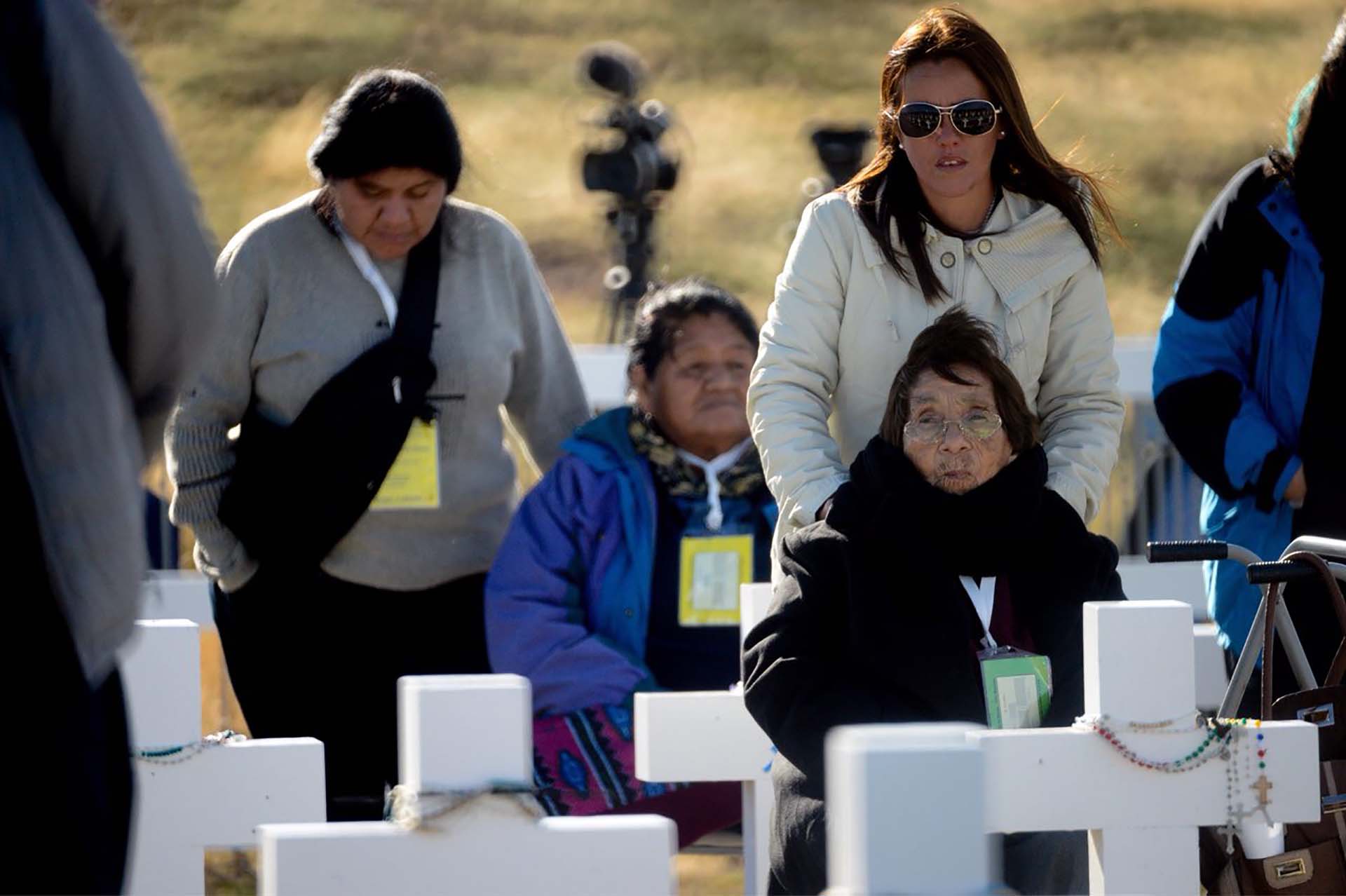 Detrás, Norma Di Moto, hermano del soldado Celso Alegre. Viajó desde el Chaco junto a su hija Gladys. El padre de la familia toba tuvo siempre en su casa una bandera argentina en honor al héroe de Malvinas. Delante, la familia Zerralayán sigue la ceremonia religiosa