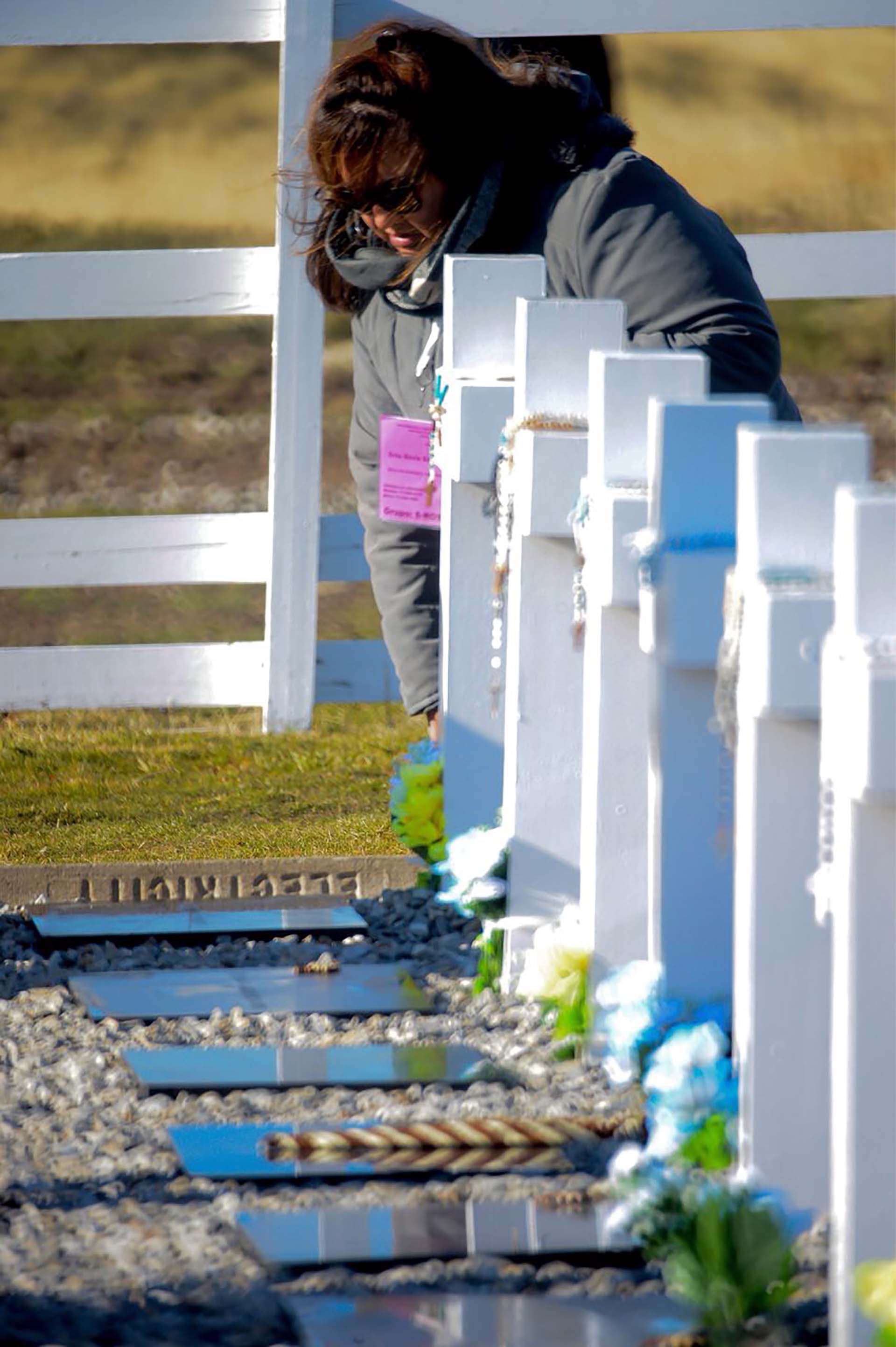 Rosarios bendecidos en las cruces de Malvinas (Foto: Presidencia de la Nación/Secretaria DDHH/ Víctor Bugge)