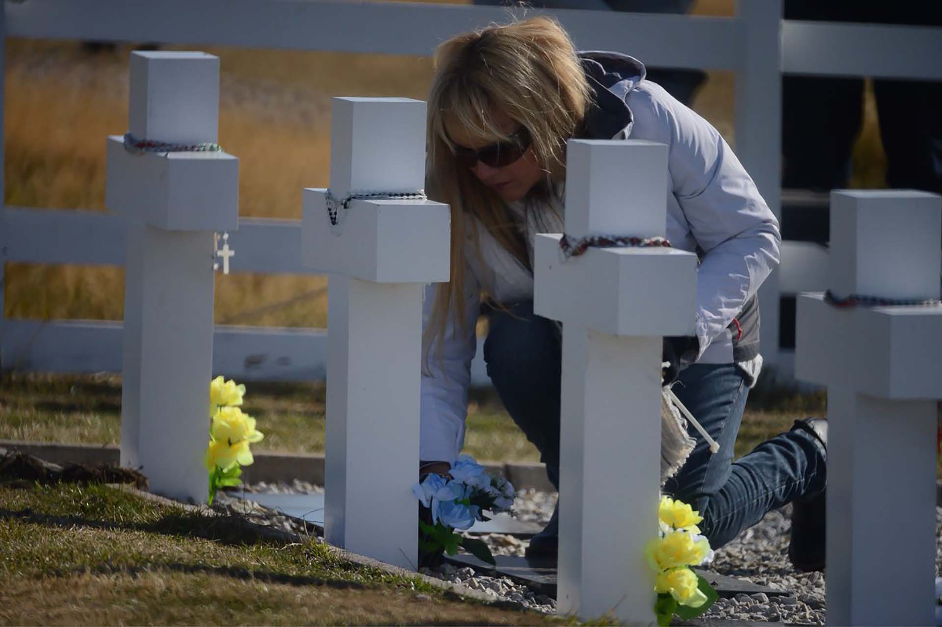 Muchas hermanas de los caídos estuvieron presentes en este viaje en donde 90 placas ya tenían los nombres de los soldados identificados (Foto: Presidencia de la Nación/Secretaria DDHH/ Víctor Bugge)