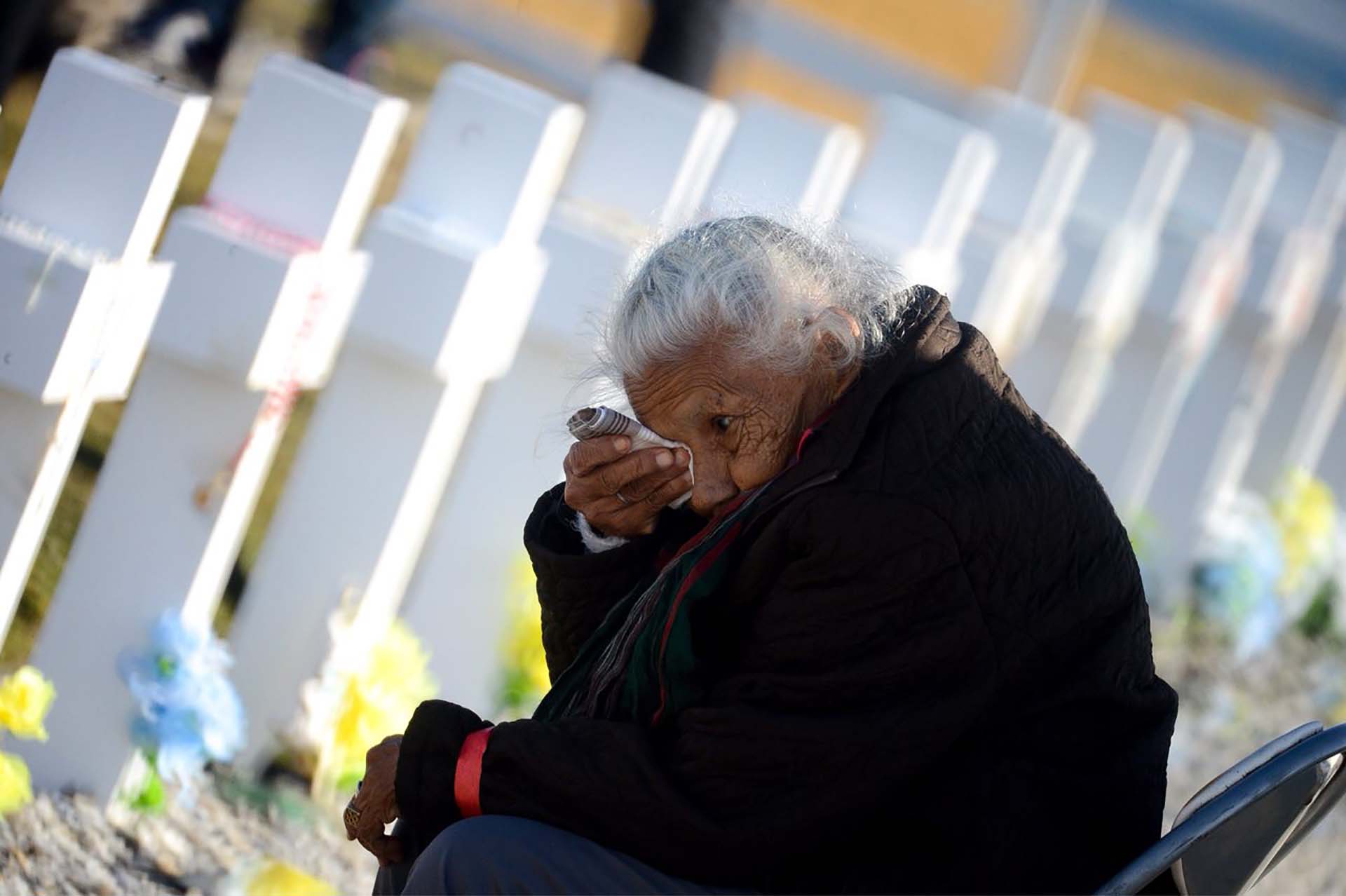 Paula Francisca Borda, de 83 años, llora Paula Francisca Borda, por su hijo Guillermo que -cuenta – viajó a Malvinas como voluntario para evitar que su hermano menor fuera a la guerra de sus hermanos menores tuviera que hacerlo. (Foto: Presidencia de la Nación/Secretaria DDHH/ Víctor Bugge)