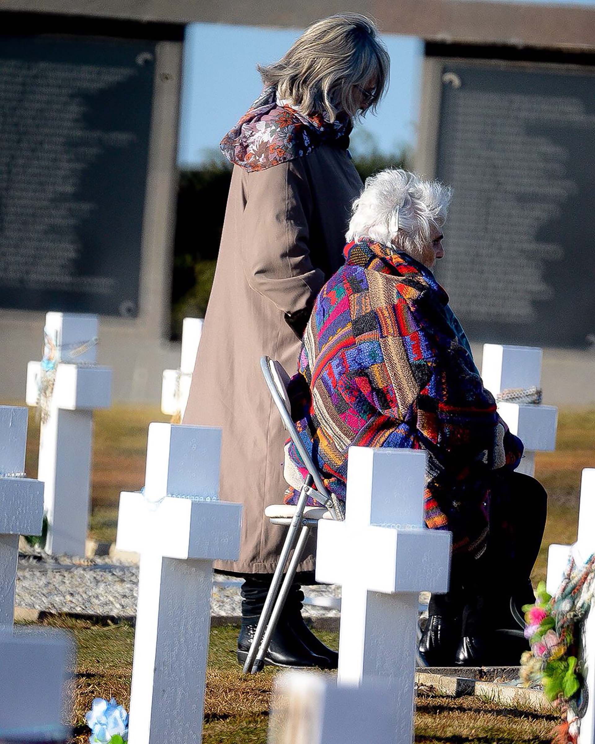 “Este trabajo que me tocó es el más maravilloso de mi vida. Frente a las imágenes de desolación de las islas, va a perdurar en mí la imagen del cementerio colmado y al que hoy se llenó de vida. El Estado ha saldado una deuda de indiferencia con los combatientes y con sus familias después de 35 años”, dijo Claudio Avruj (Foto: Presidencia de la Nación/Secretaria DDHH/ Víctor Bugge)