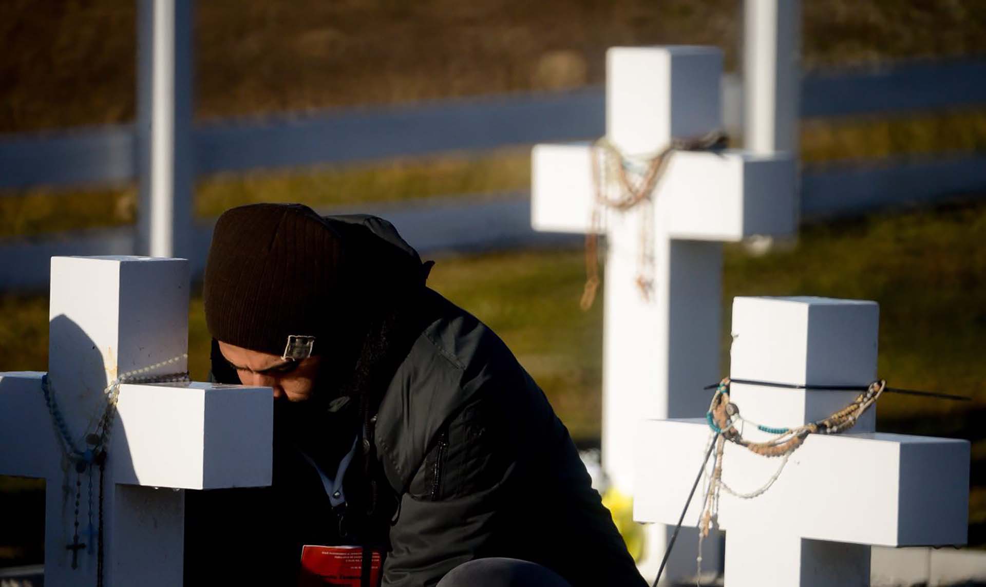 La ceremonia se hizo respetando y comprendiendo el tiempo que los familiares necesitaban para estar solos frente a las tumbas de sus seres queridos (Foto: Presidencia de la Nación/Secretaria DDHH/ Víctor Bugge)