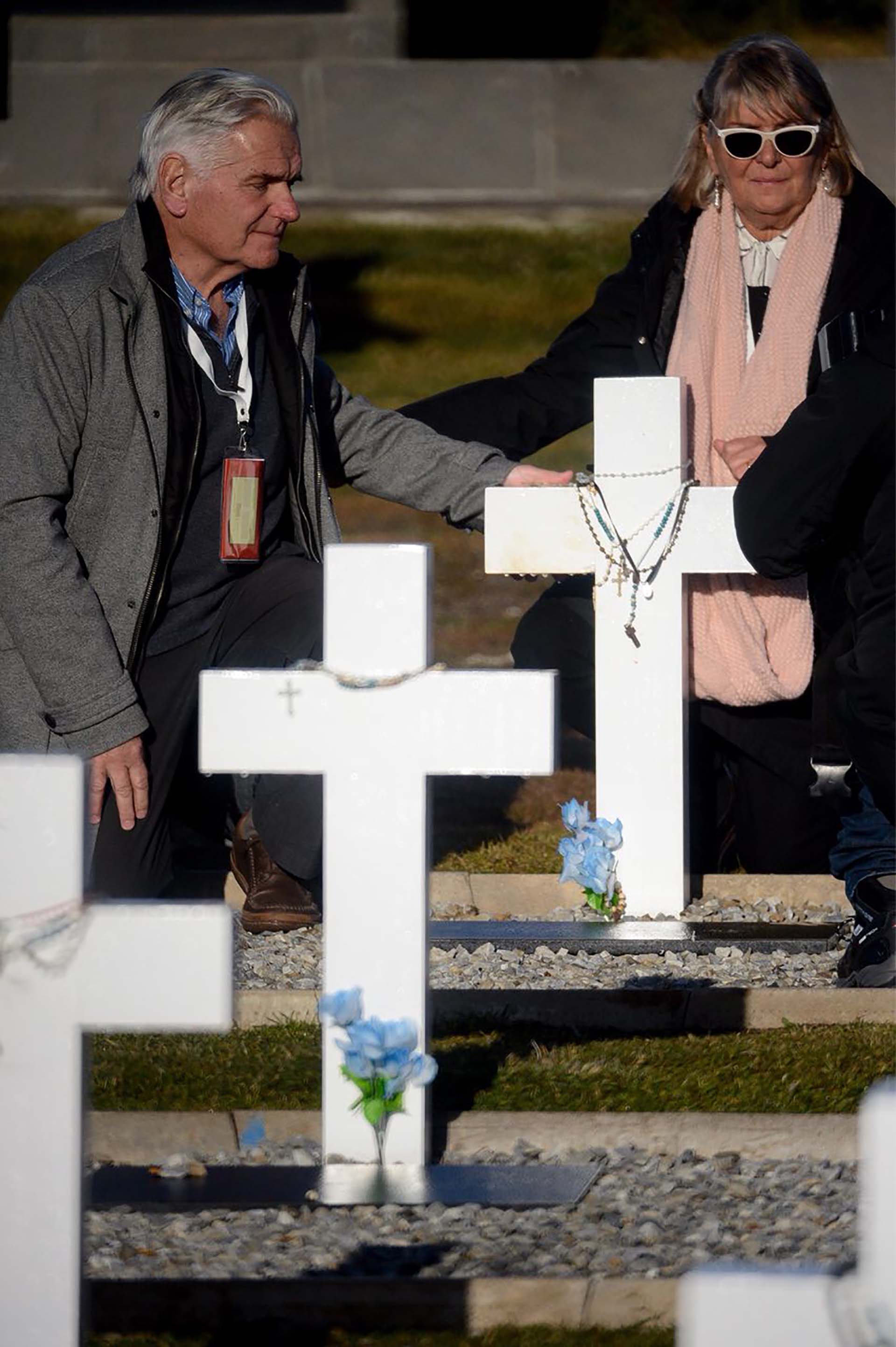 La causa por la identificación comenzó en 2008 cuando el veterano Julio Aro le contó al coronel Cardozo su deseo de ayudar a las madres que buscaban saber dónde estaban sus hijos. El oficial británico le entregó el documento que había realizado cuando el Reino Unido le encomendó recoger los cuerpos enterrados en los campos de batalla y darles digna sepultura. Y ese informe fue fundamental