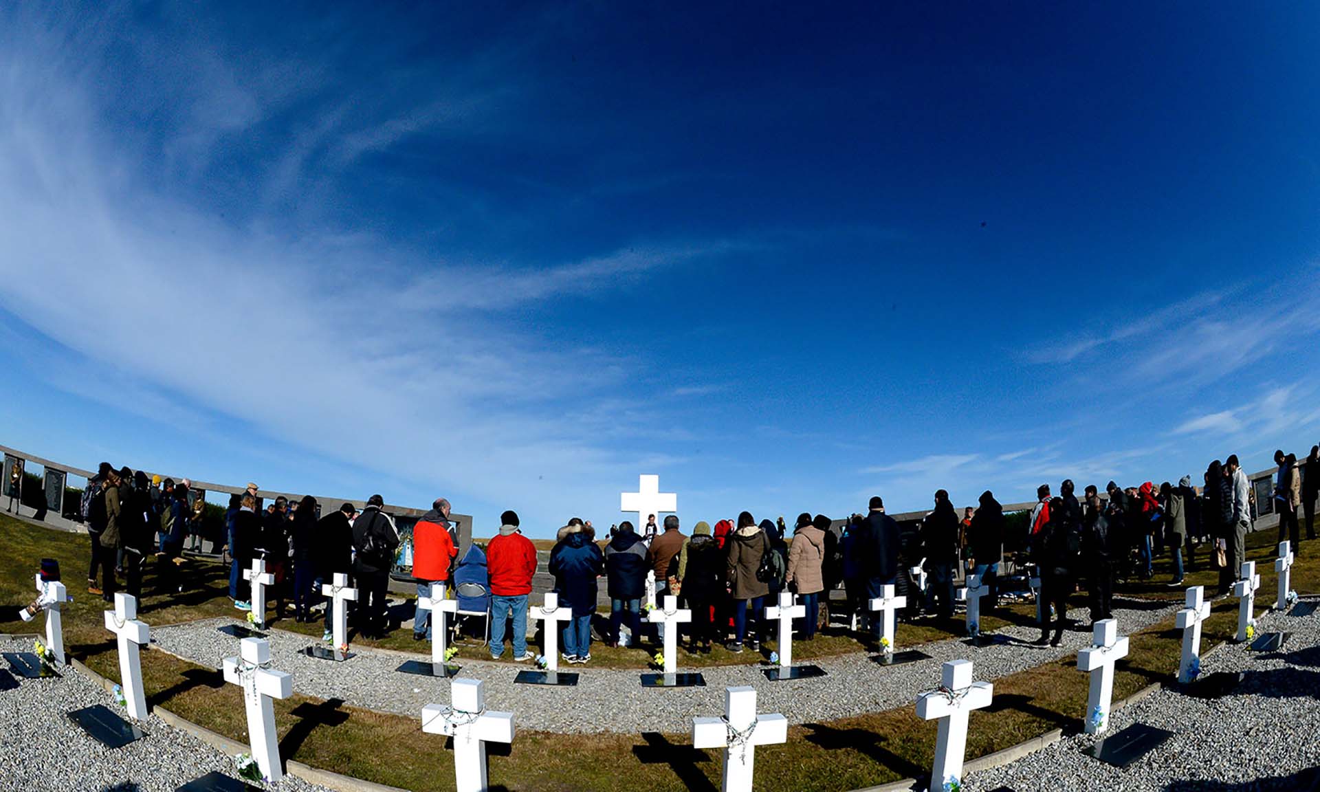 Las familias se acercaron para oír Los Lamentos interpetados por la gaita de la Guardia Escocesa (Presidencia / Secretaría de la Nación / Victor Bugge)