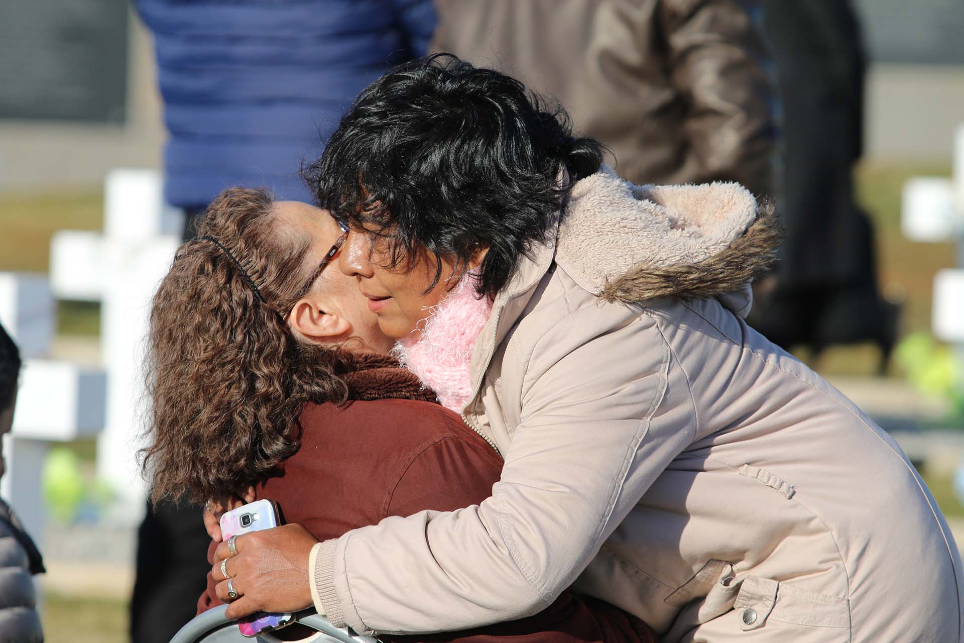 Sonia Cárcamo de Ortega, mamá de José Honorio Ortega, fue una de las primeras en querer la identificación de su hijo cuando Julio Aro la visitó en Río Gallegos: “Hoy , al sentarme frente a su tumba, por primera vez sentí paz y tranquilidad” (Foto: Presidencia de la Nación/Secretaria DDHH/ Víctor Bugge)