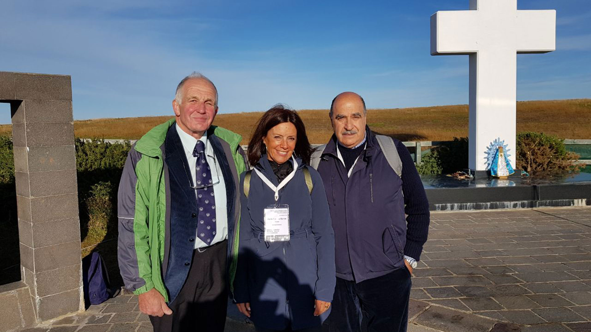 Tim Miller, isleño encargado de la reconstrucción del cementerio de Darwin para este día histórico; Carolina Barros, directora de comunicaciones de Corporación América y Roberto Curilovic, gerente de Aeropuertos Argentina 2000 y encargado de la logística del viaje