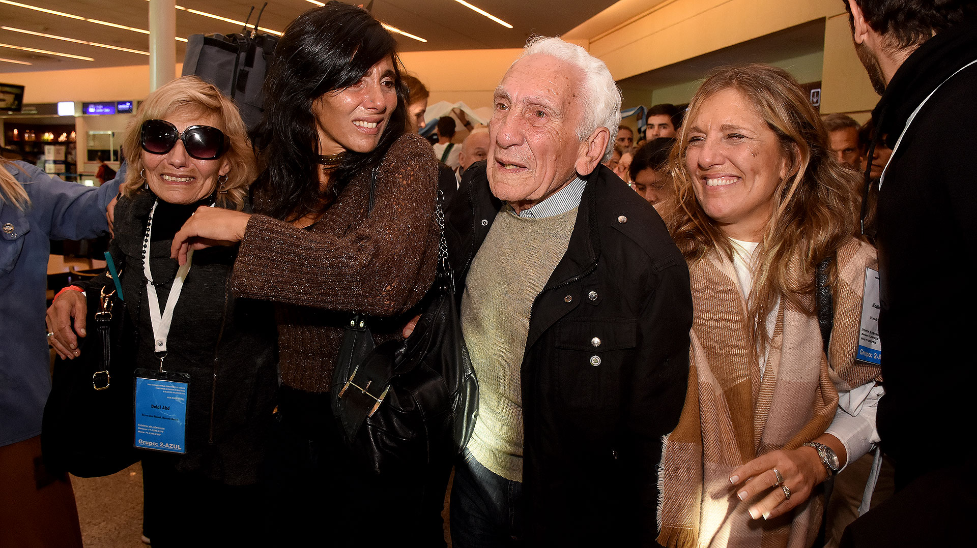 Dalal, Karina, Said y Yamilé: la familia de Daniel al regreso de Malvinas, el lunes 26 de marzo. (Foto: Nicolás Stulberg)