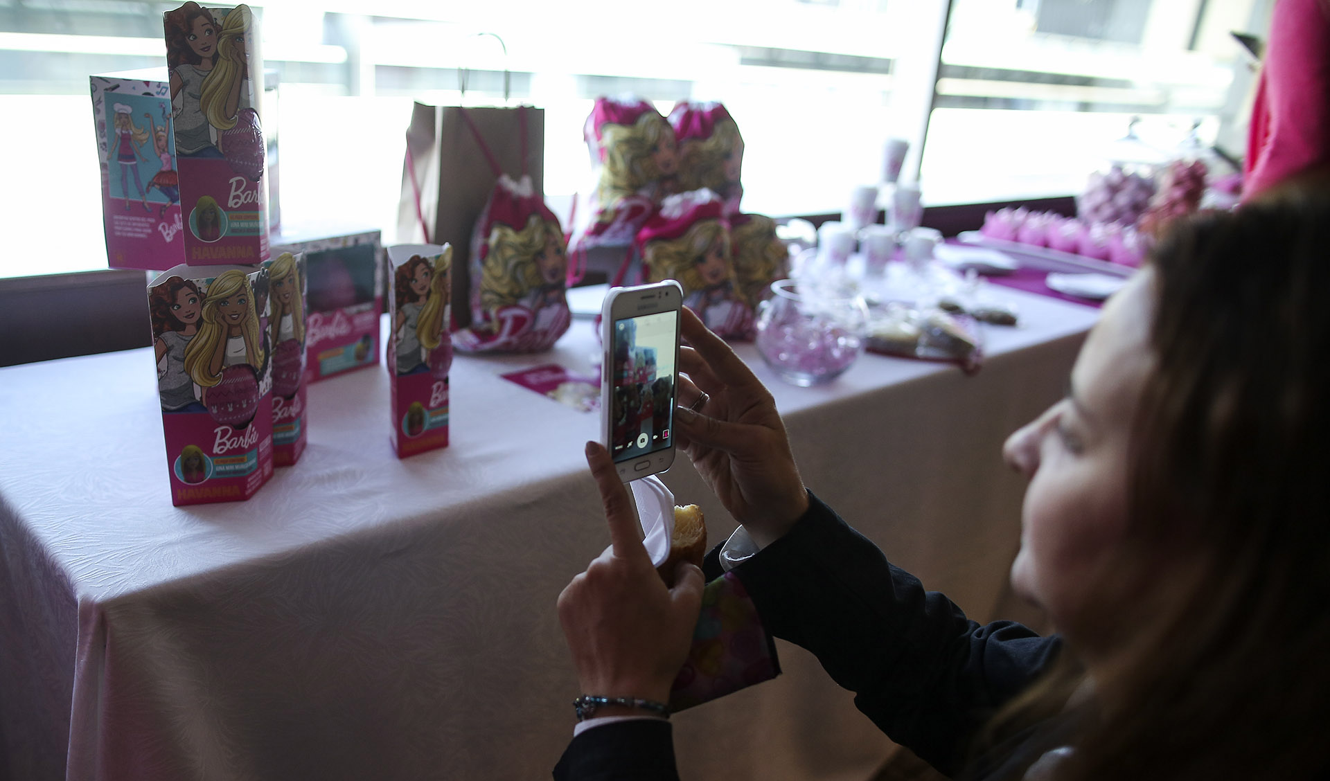 La experiencia propone además una oferta gastrónomica que incluye la opción del Barbie Breakfast in Room con pastelería a tono