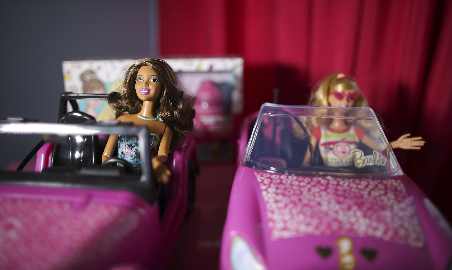 En toda la habitación juegosy películas de Barbie,