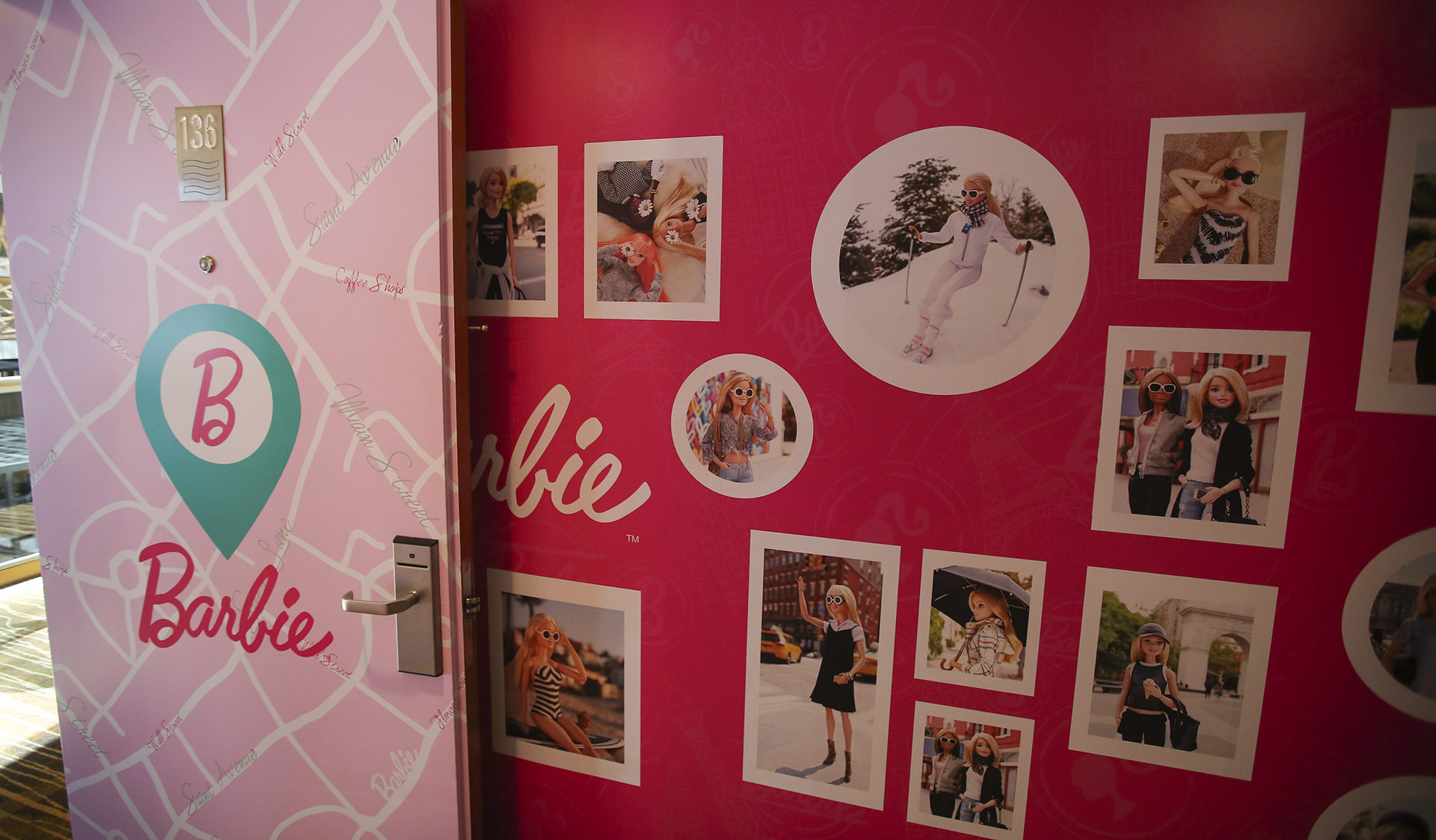 Glamping es la fusión de palabras glamour y camping que resume la propuesta de Barbie en el Hotel Hilton