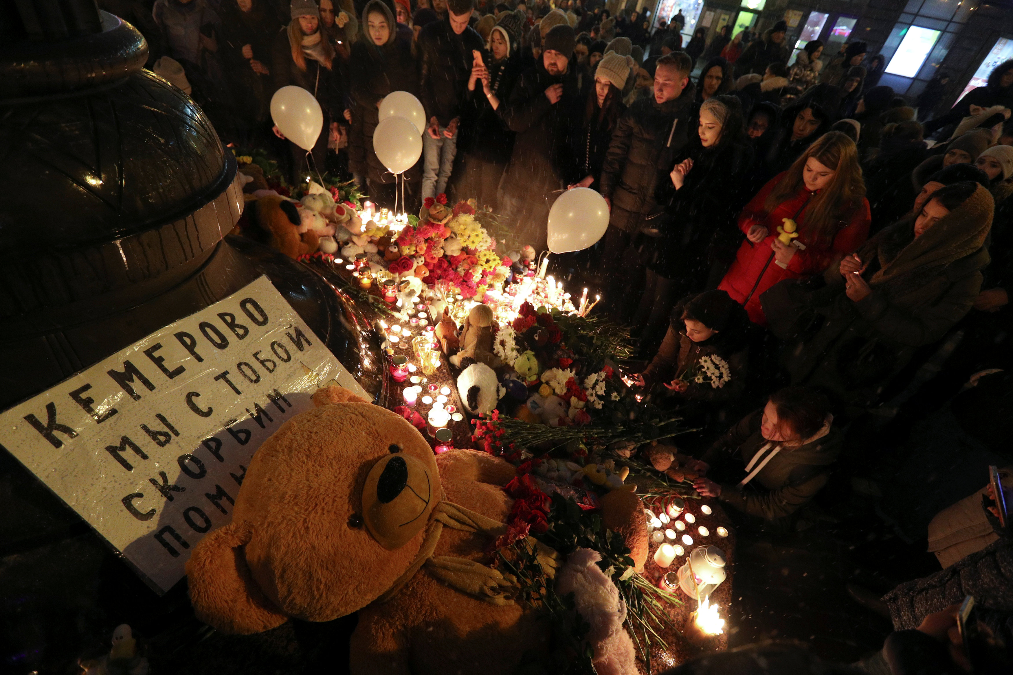 Manifestación en Kazan. “Kamerovo, estamos con ustedes”, dice el cartel. (REUTERS/Ilnar Tukhbatov)