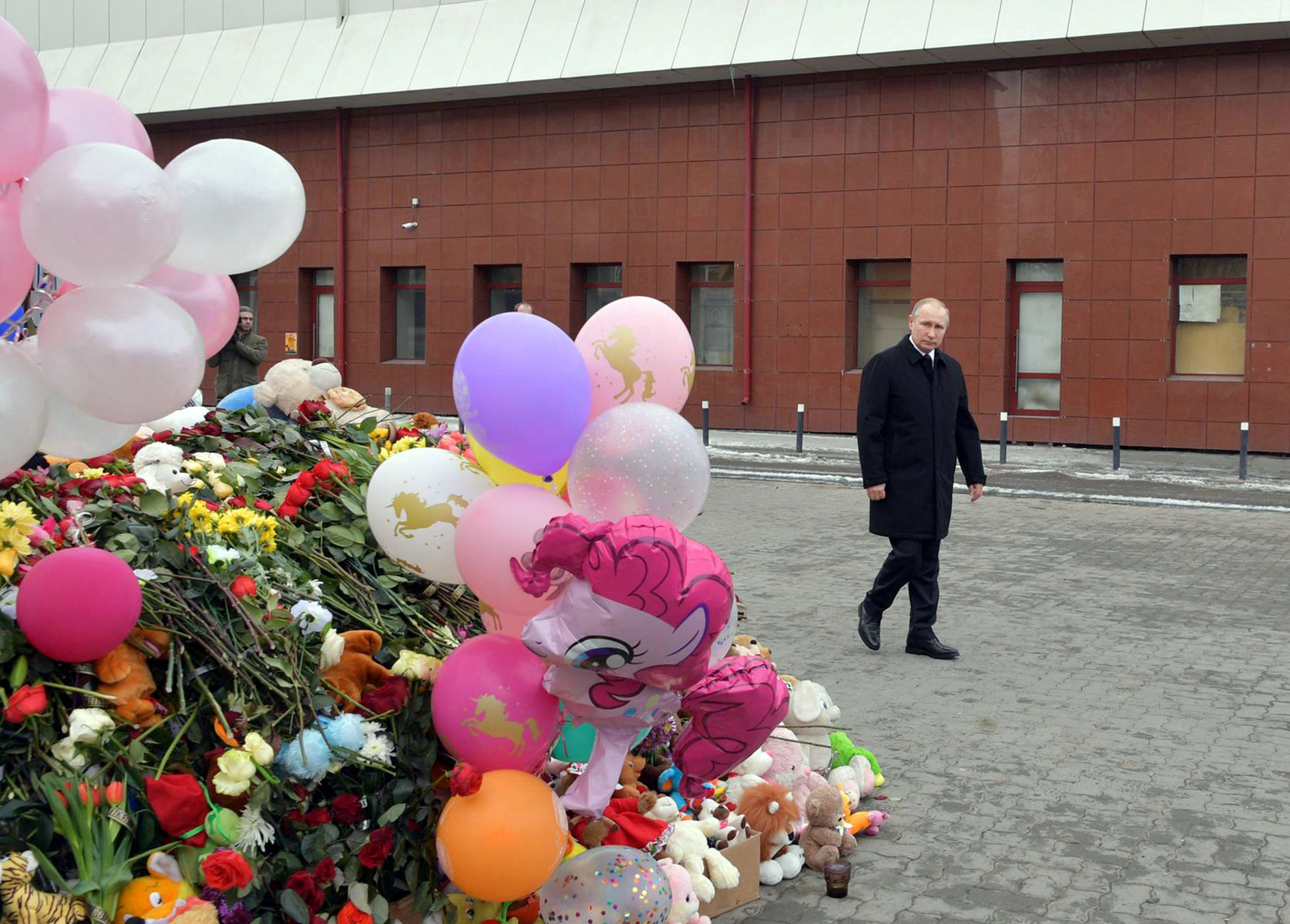 El presidente ruso Vladimir Putin en el lugar del incendio (Sputnik/Alexei Druzhinin/Kremlin via REUTERS)