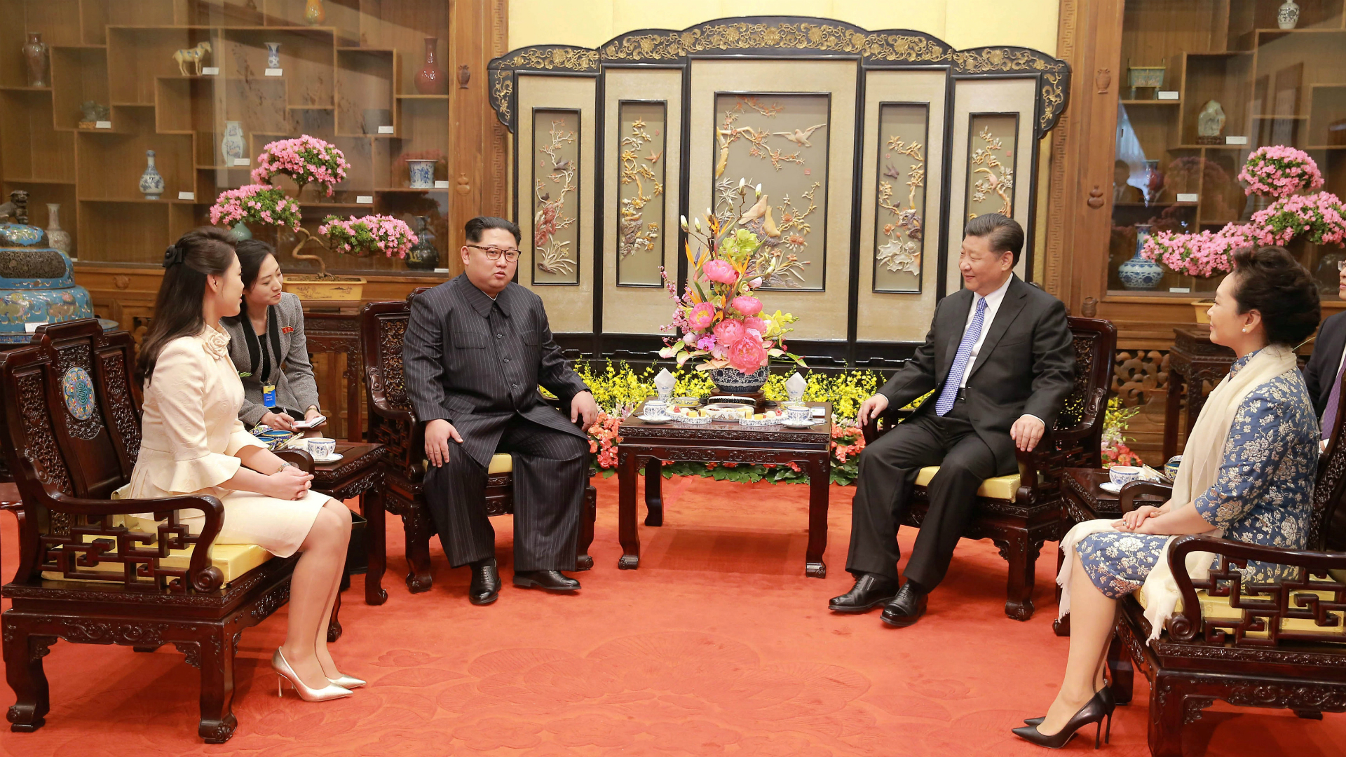Ri Sol Ju, a la derecha de su esposo Kim Jong Un, y Xi Jingping, junto a su mujer, Peng Liyuan (Reuters)
