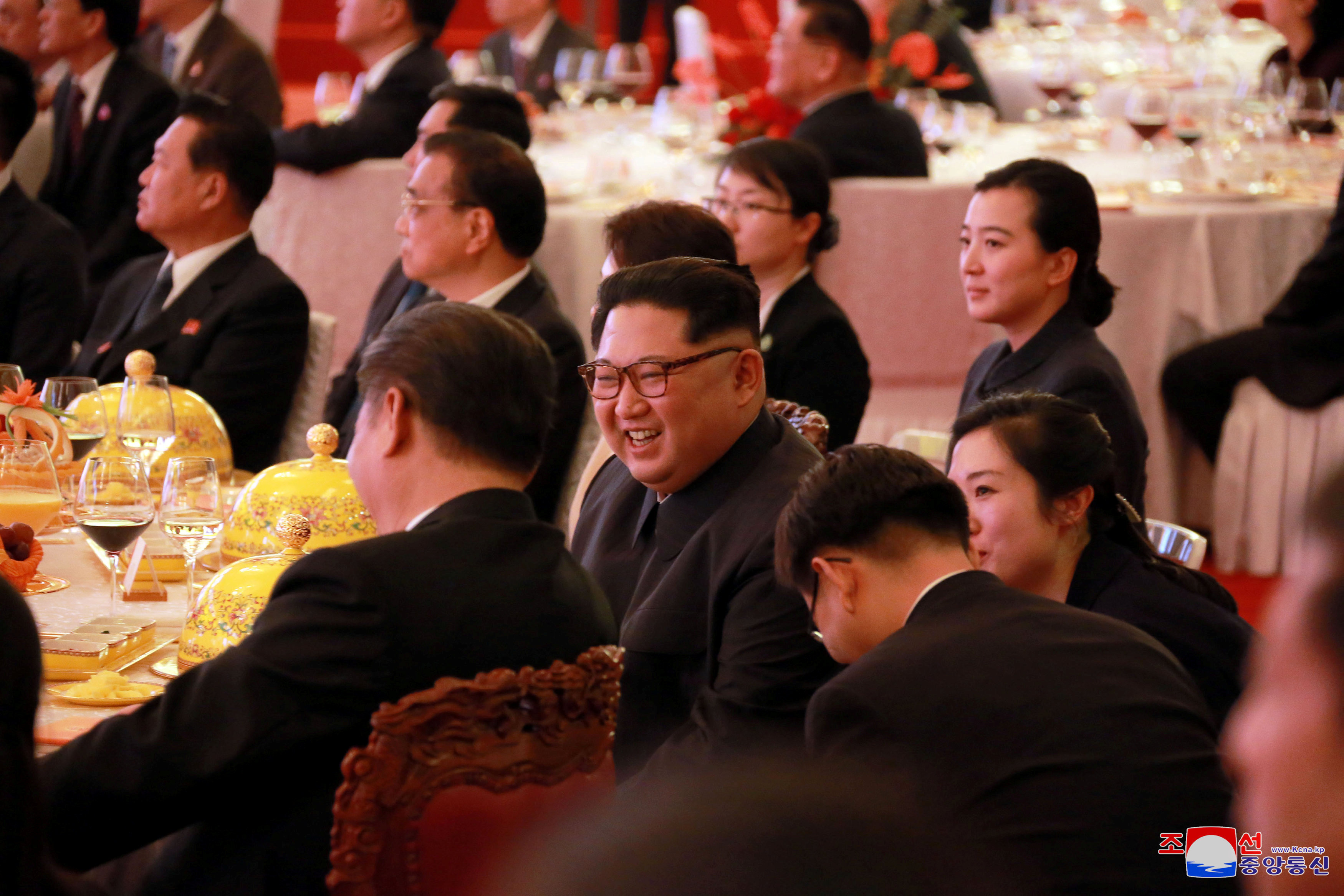 Kim Jong Un y Xi Jingping dialogan en medio del espectáculo