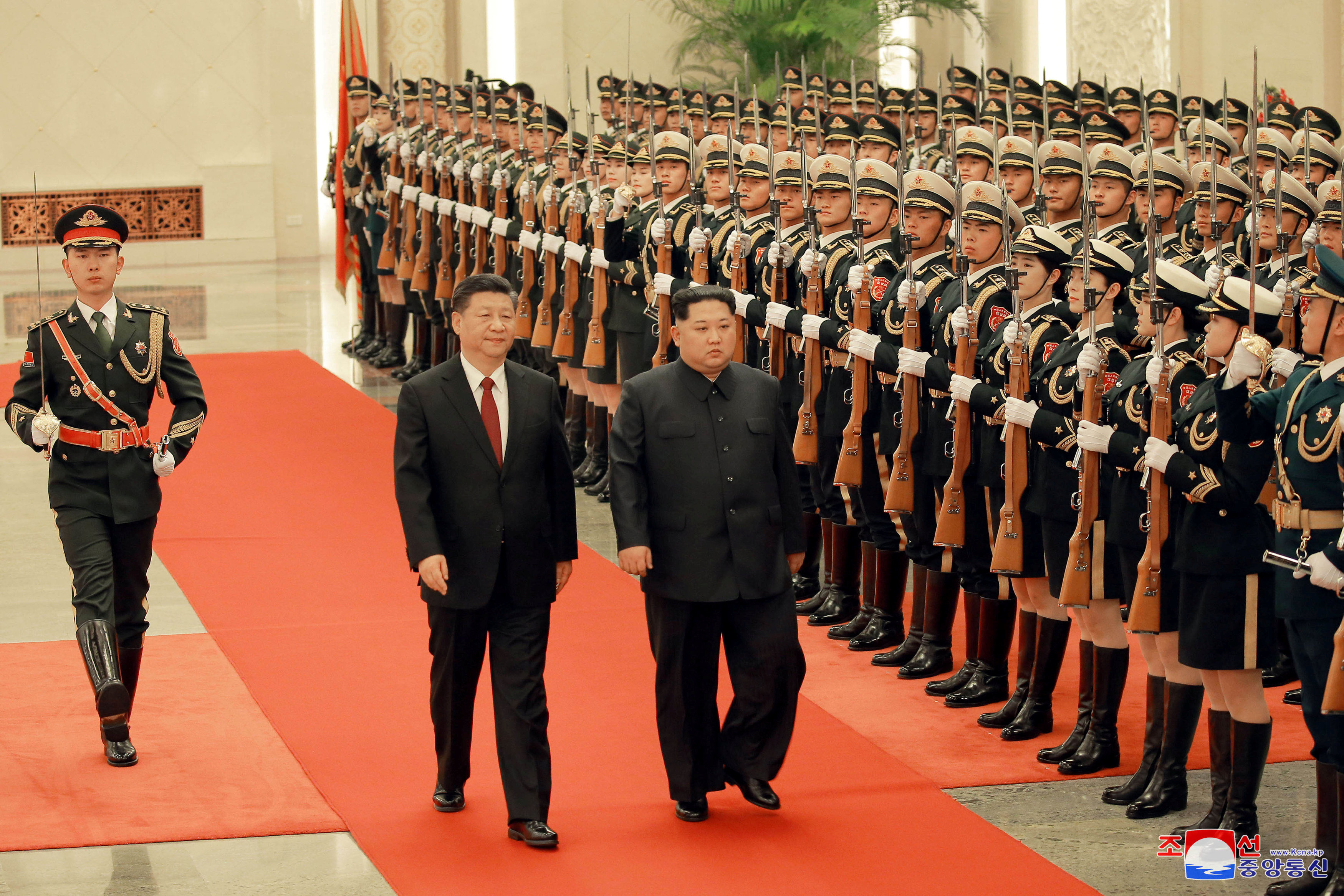 Kim Jong Un y Xi Jinping pasan revista a las tropas formadas para recibir al dictador norcoreano