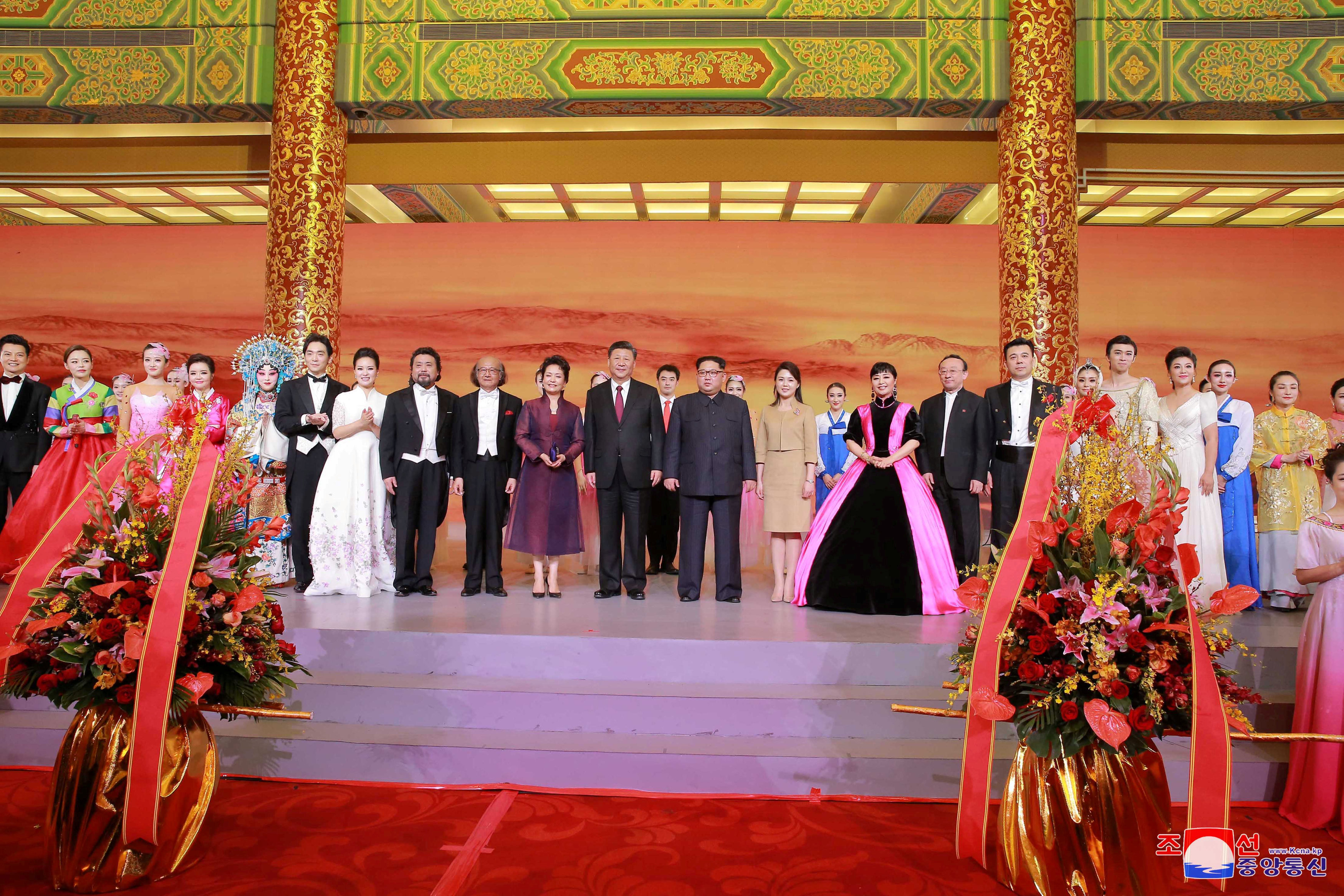 La comitiva oficial de los dos países posa durante el banquete que disfrutaron en Beijing