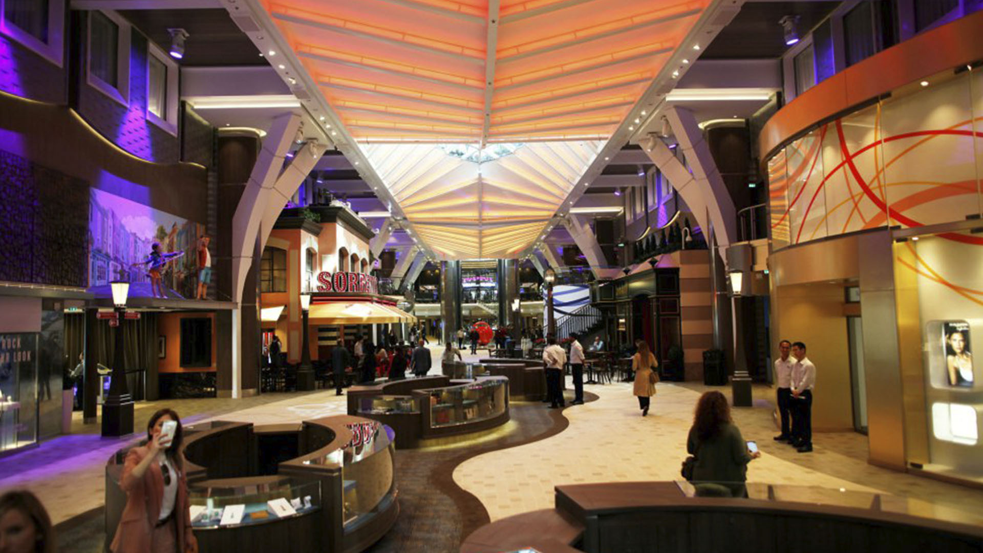 Cuenta con un enorme centro comercial y 20 restaurantes