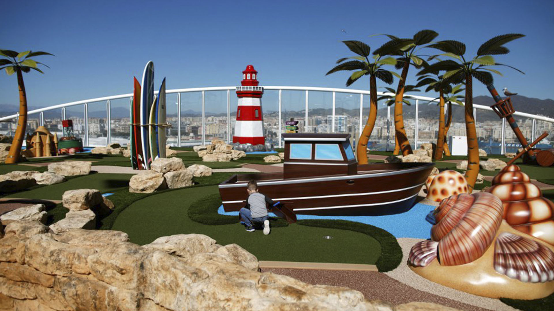 Hay una zona de juegos para niños, que incluye un minigolf