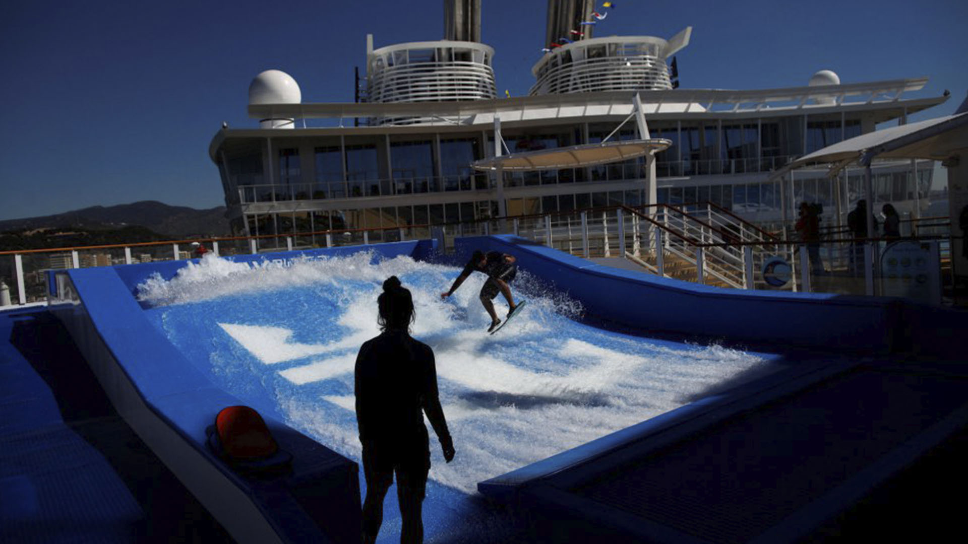 Hay 19 piscinas y, entre otras curiosidades, un simulador de surf