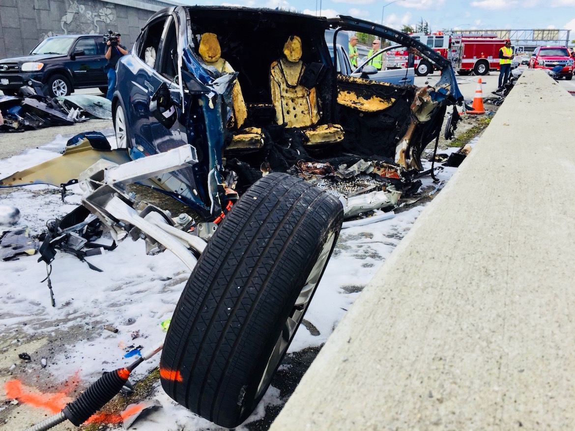 El deportivo utilitario Model X completamente irreconocible luego del impacto y posterior incendio